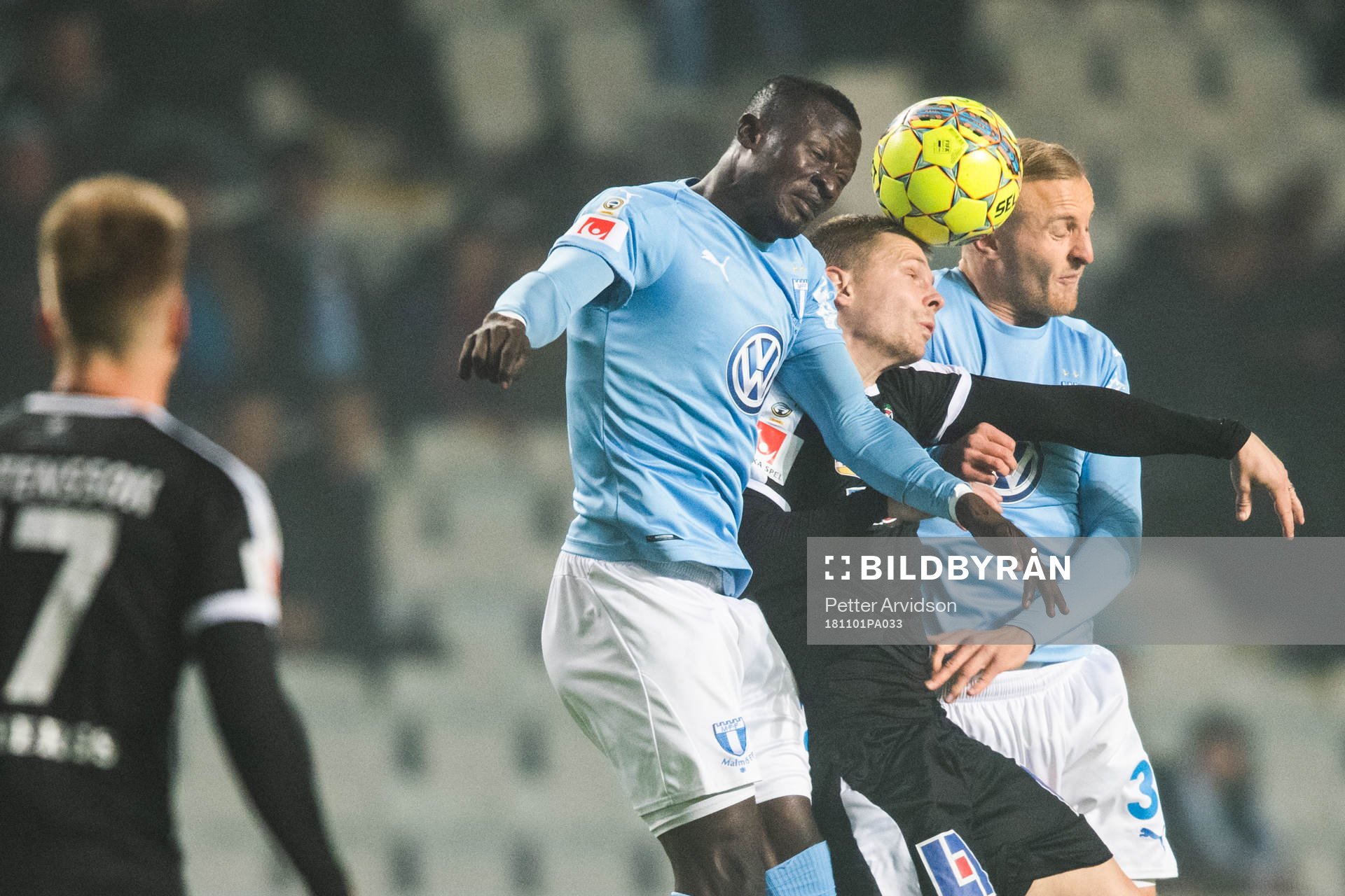 Malmö FFs Bonke Innocent och Franz Brorsson i nickduell