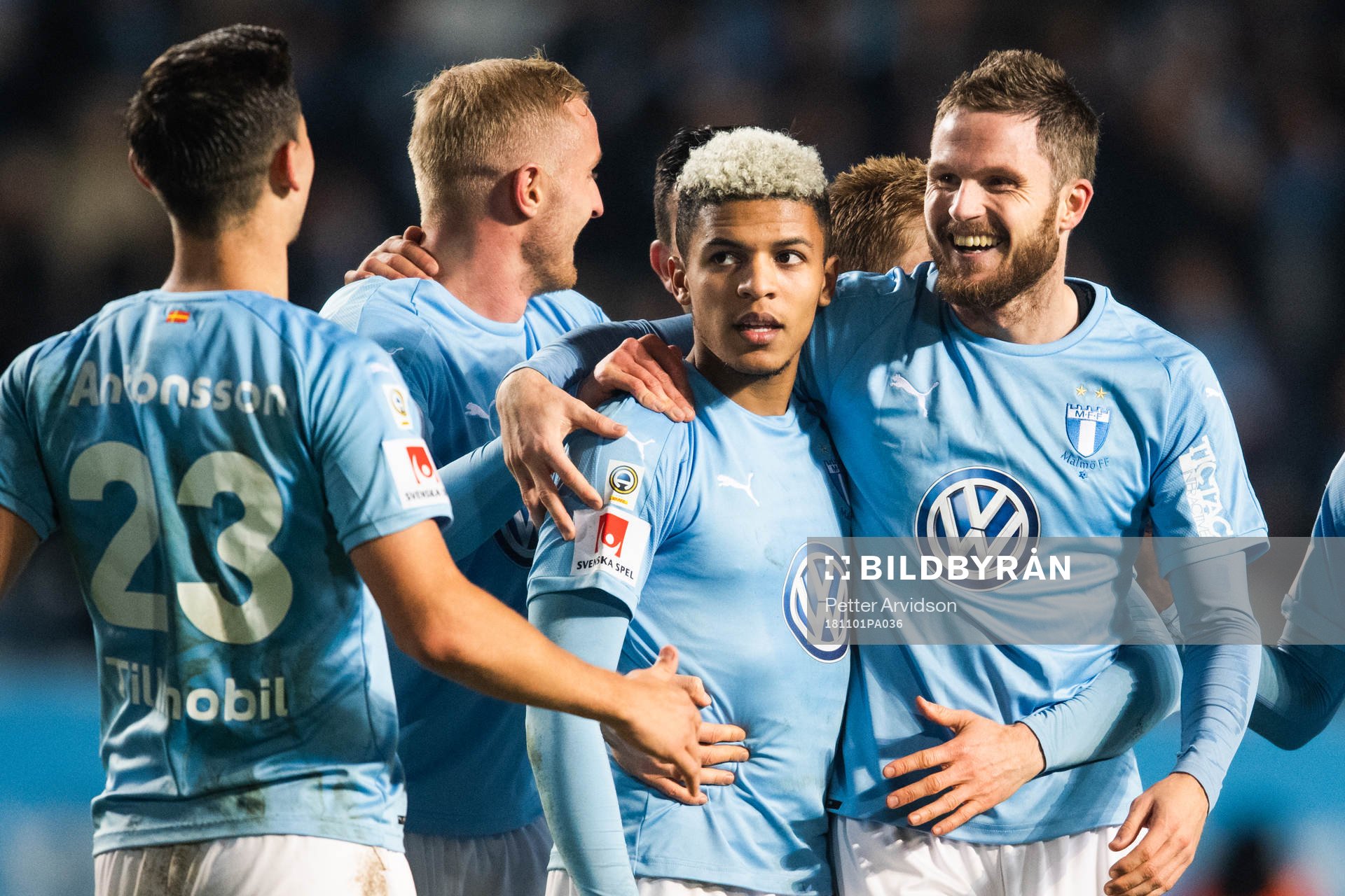 Malmö FFs Lasse Nielsen jublar med Romain Gall som gjort 3-0 under fotbollsmatchen i Allsvenskan mellan Malmö FF och Örebro den 1 november 2018 i Malmö.