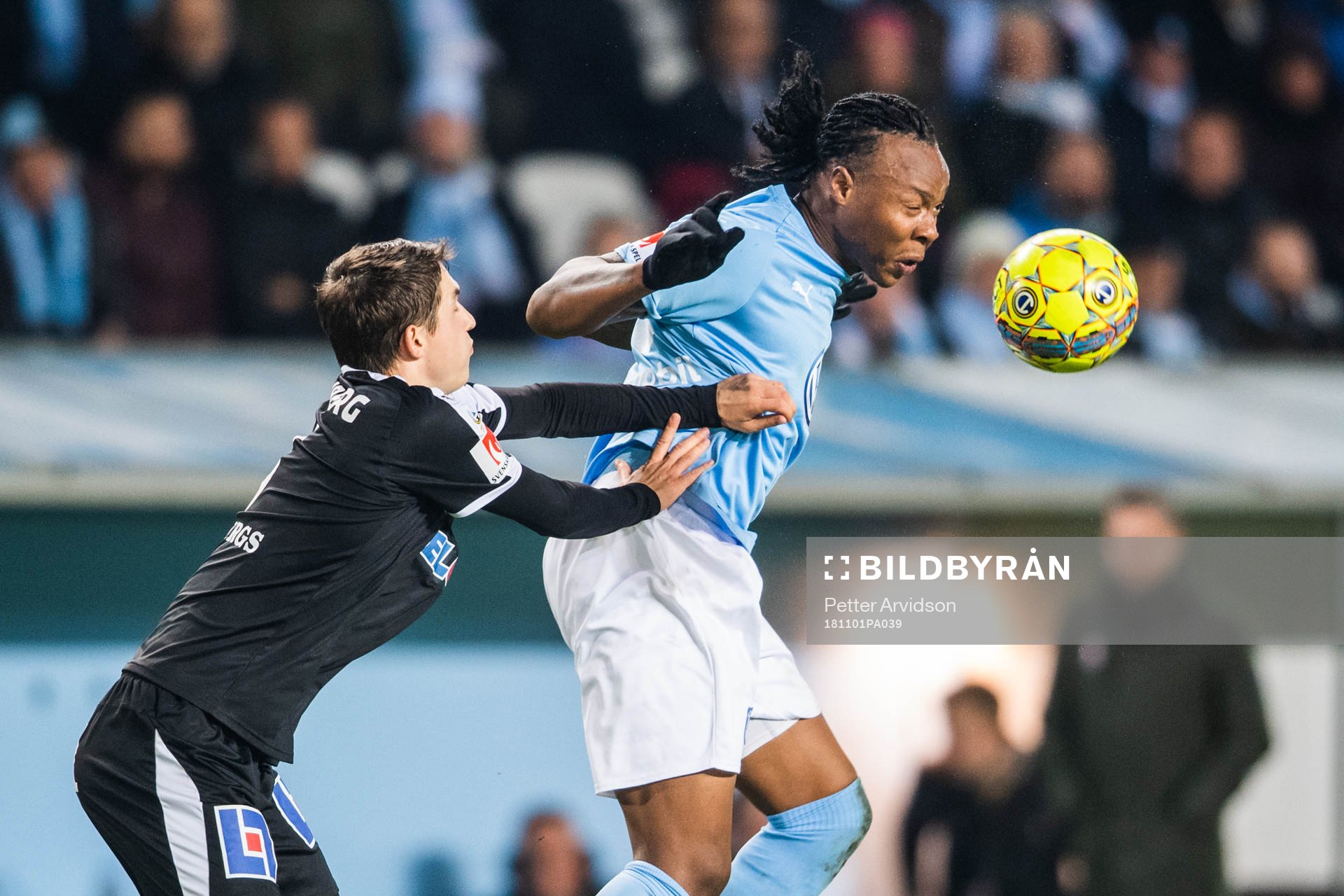 Örebros Viktor Tranberg och Malmö FFs Carlos Strandberg i kamp om bollen under fotbollsmatchen i Allsvenskan mellan Malmö FF och Örebro den 1 november 2018 i Malmö.