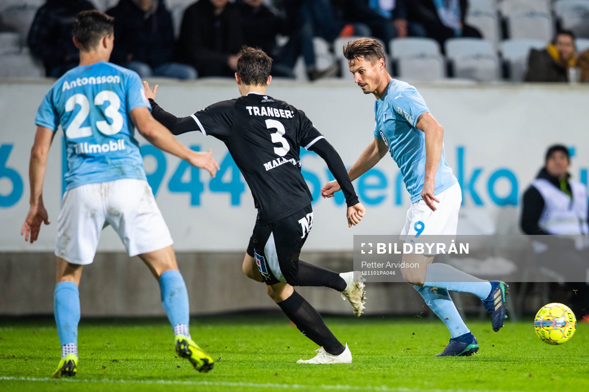 Malmö FFs Markus Rosenberg och Örebros Viktor Tranberg under fotbollsmatchen i Allsvenskan mellan Malmö FF och Örebro den 1 november 2018 i Malmö.