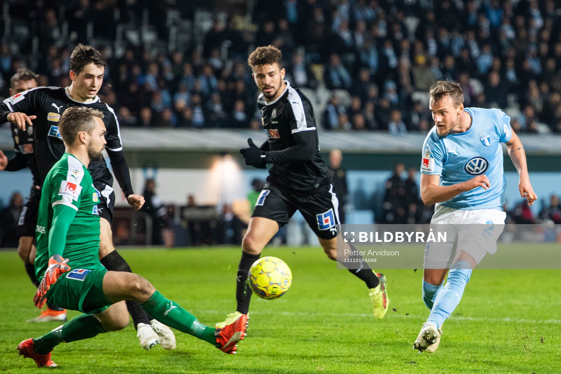 Malmö FFs Eric Larsson gör 4-0 bakom Örebros målvakt