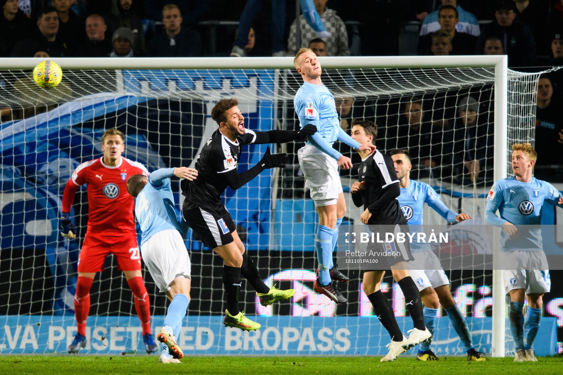 Malmö FFs Franz Brorsson nickar undan framför Örebros