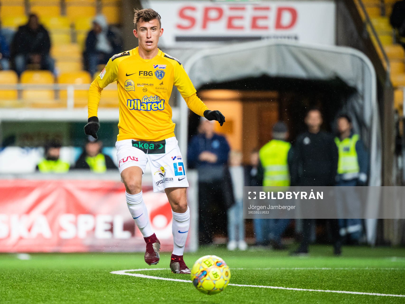 Falkenbergs John Björkengren driver bollen