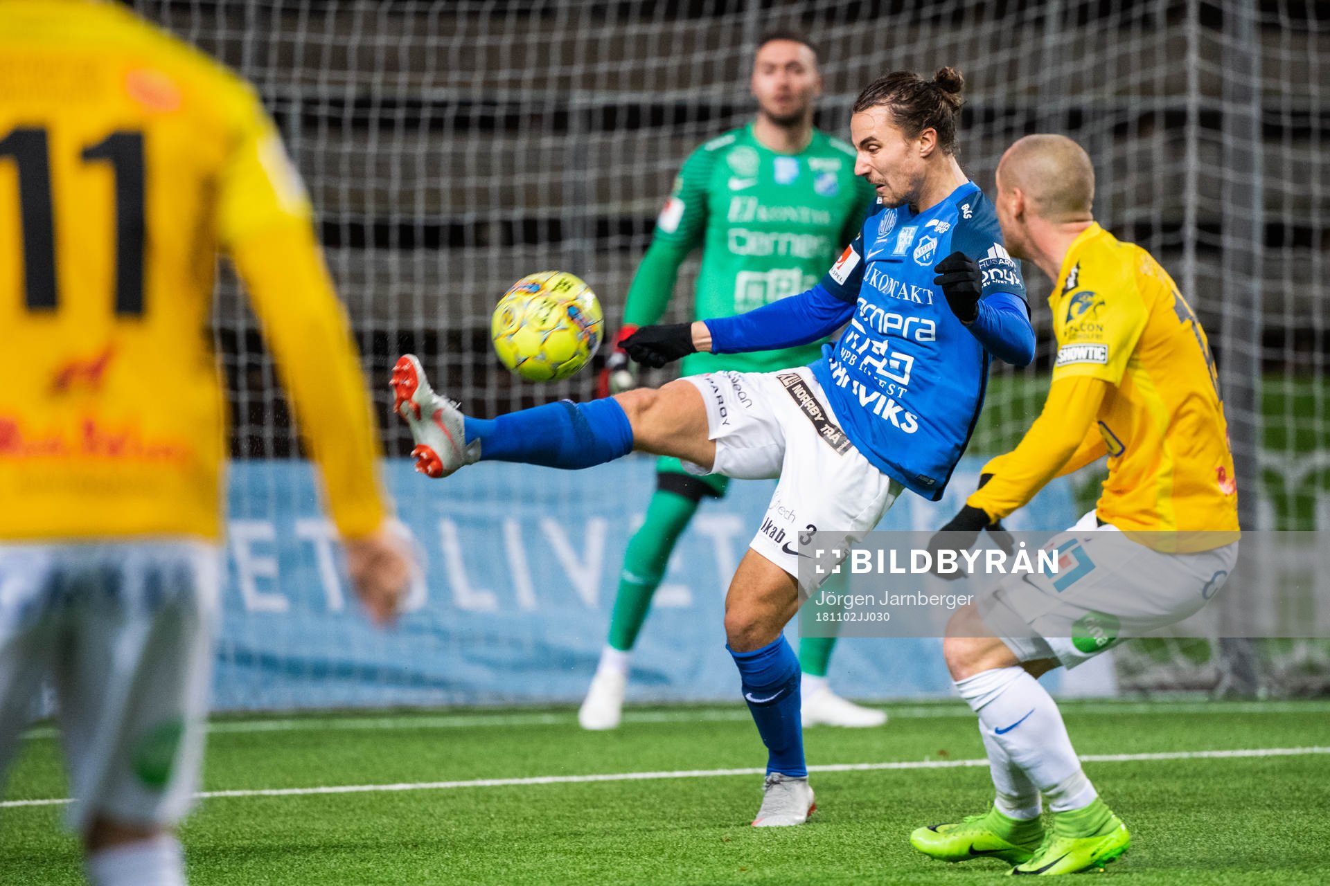 Norrbys Marcus Översjö rensar framför Falkenbergs