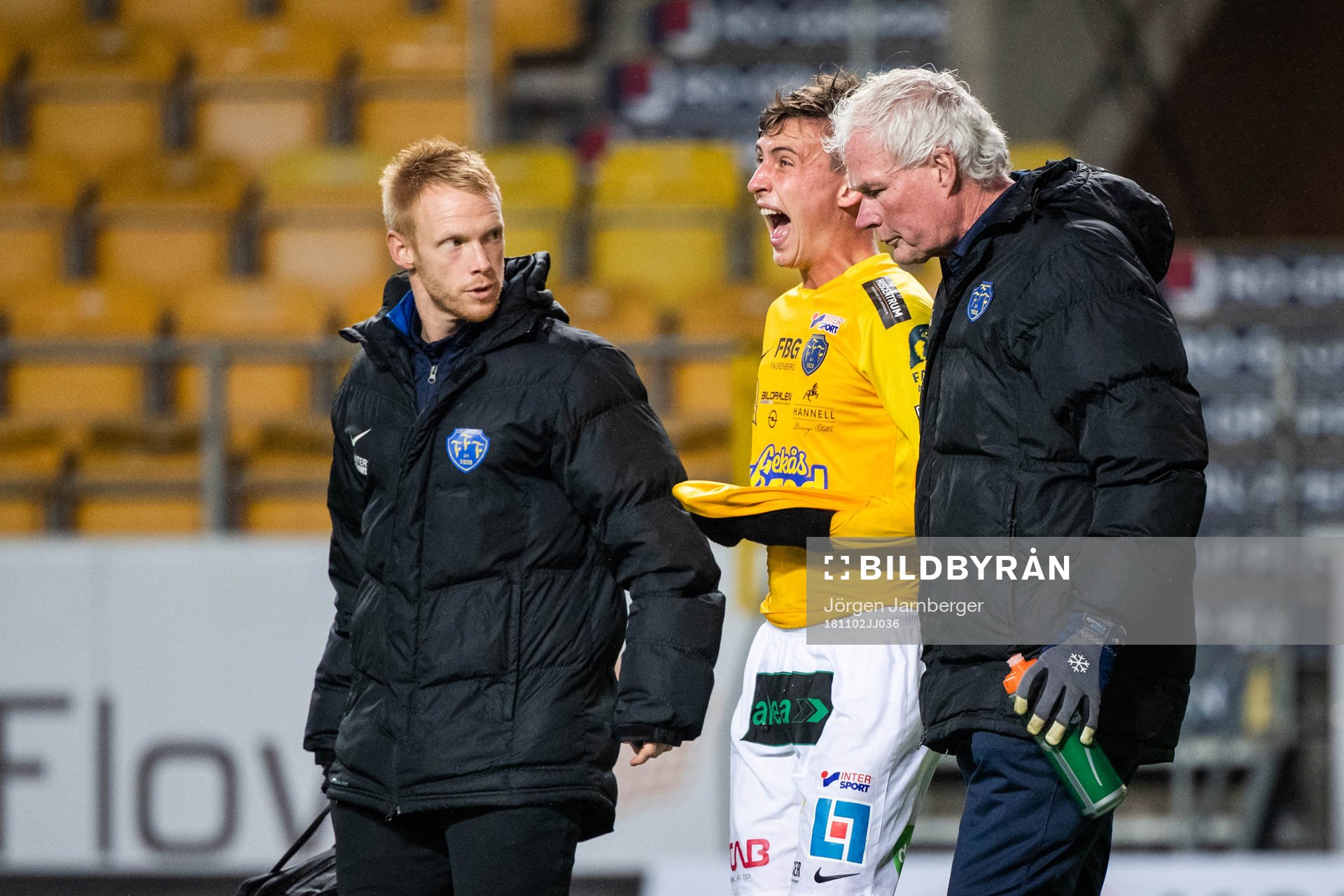 Falkenbergs John Björkengren får hjälp av läkare