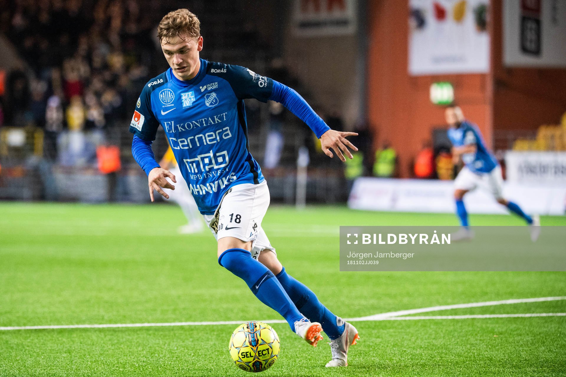 Norrbys Adam Eriksson driver bollen