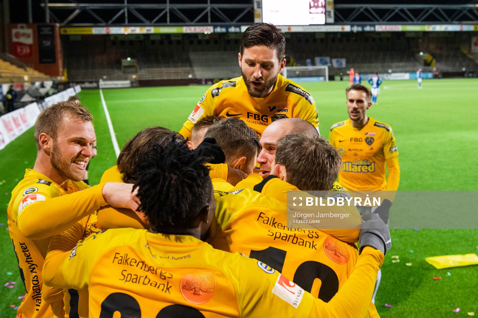 Falkenbergs Erik Pärsson jublar med lagkamrater