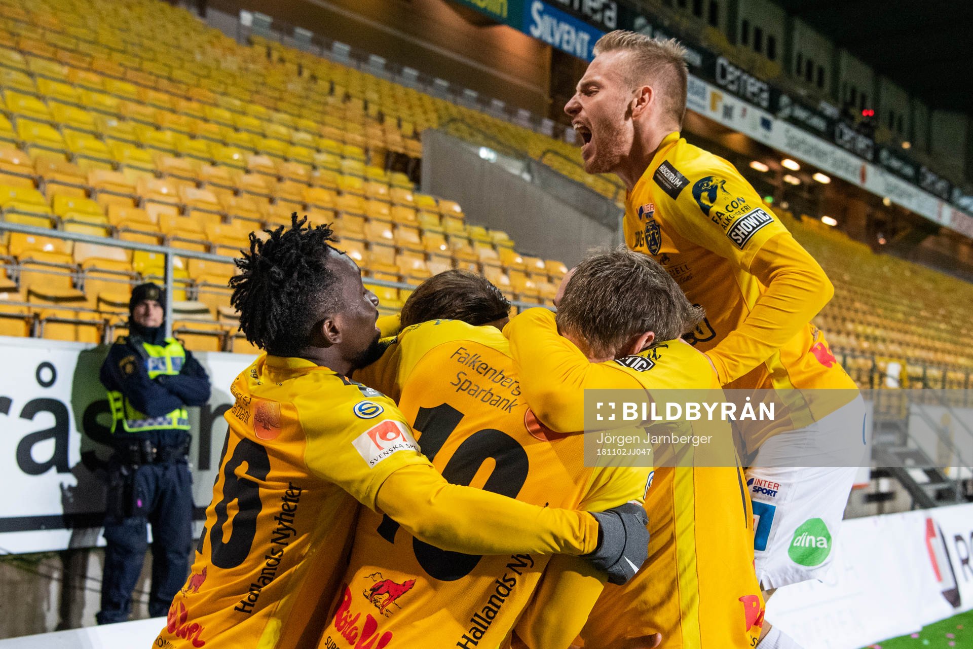 Falkenbergs Erik Pärsson jublar med lagkamrater