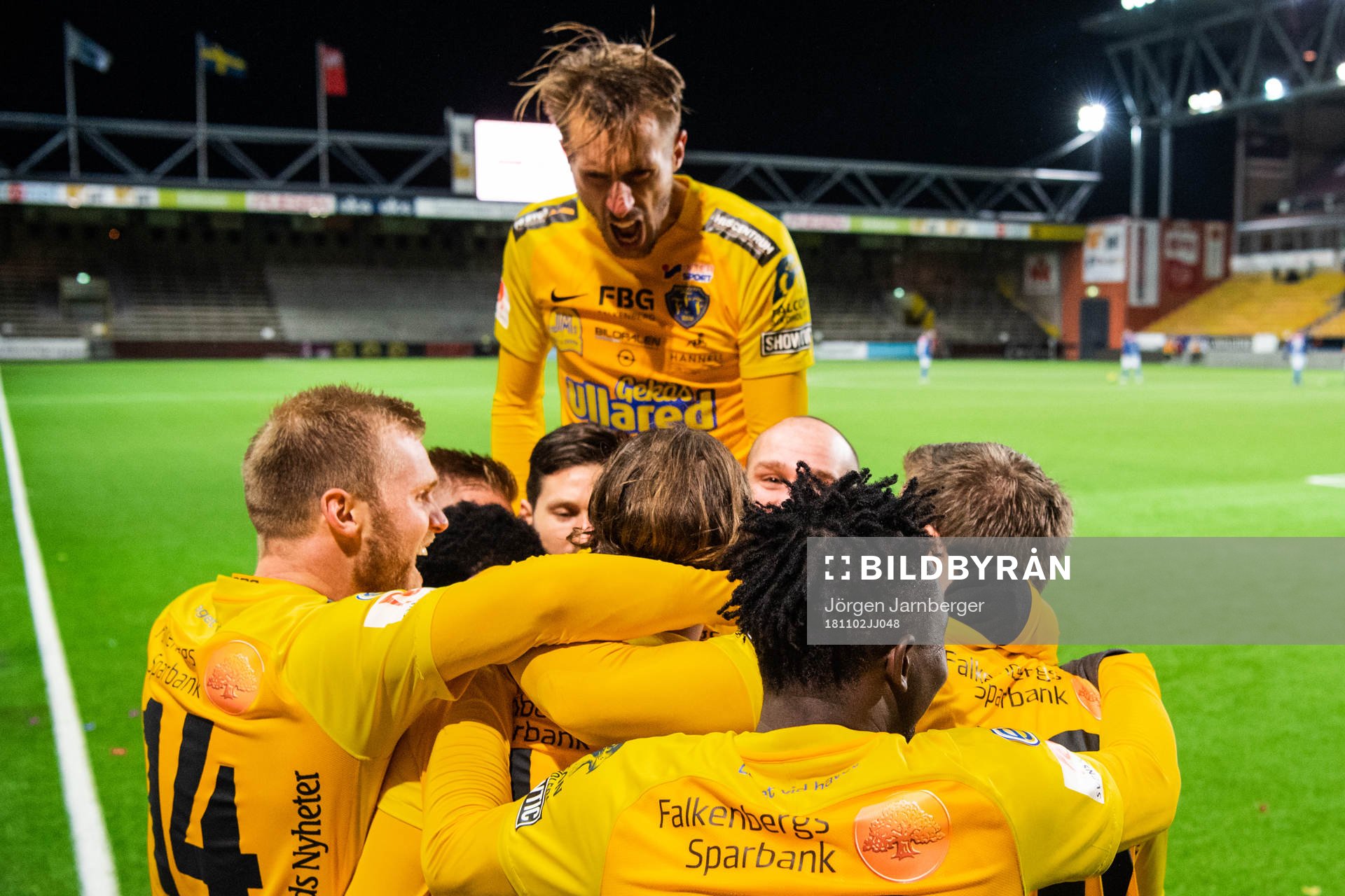 Falkenbergs Erik Pärsson jublar med lagkamrater