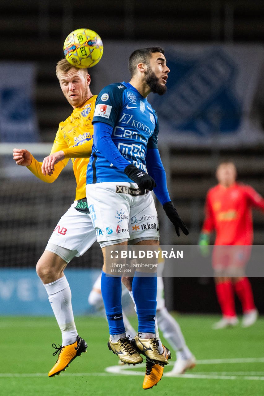 Falkenbergs Per Karlsson och Norrbys Jasen Khayat i kamp om bollen under fotbollsmatchen i Superettan mellan Norrby och Falkenberg den 2 november 2018 i Borås.