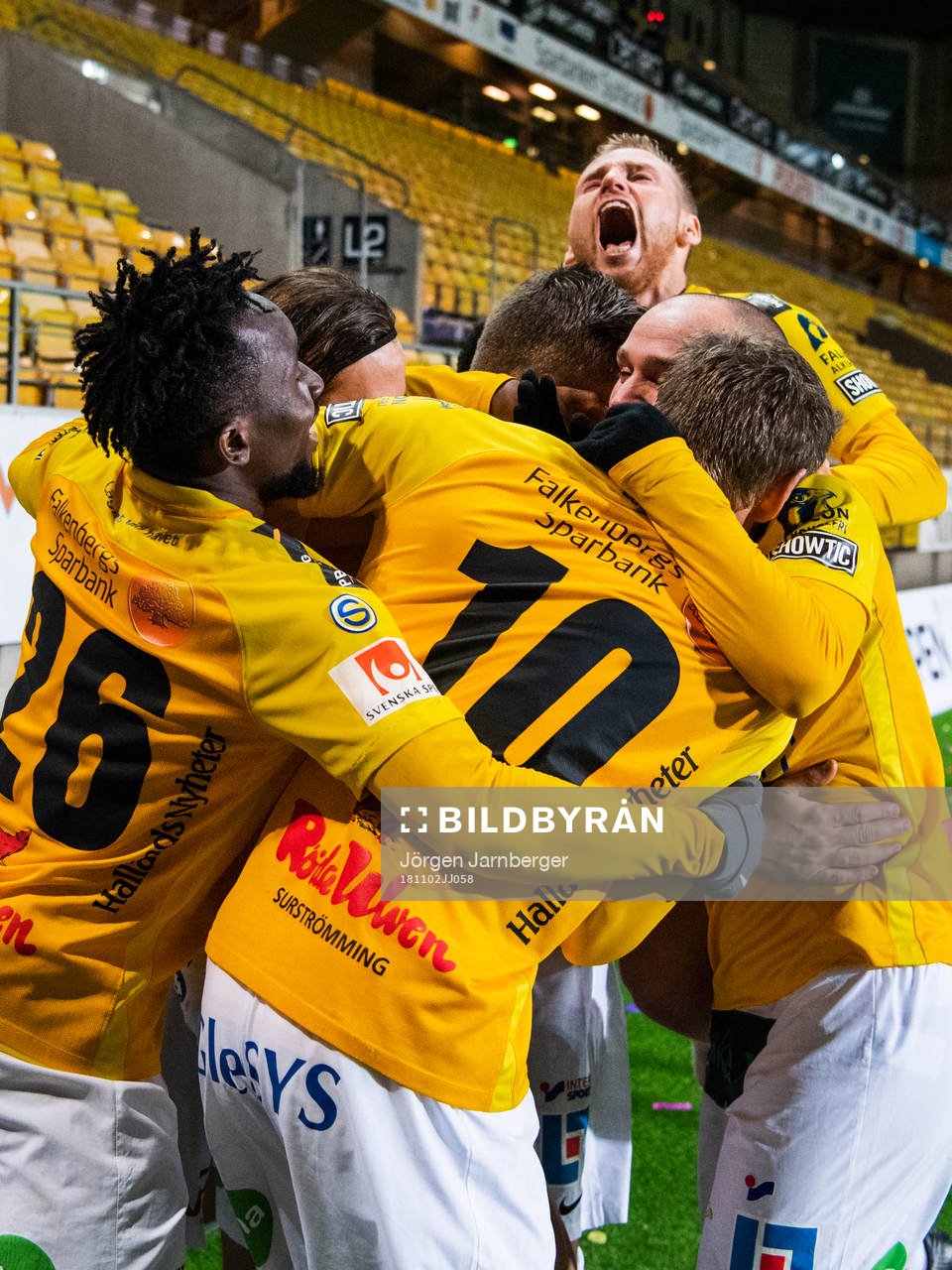 Falkenbergs Erik Pärsson jublar med lagkamrater