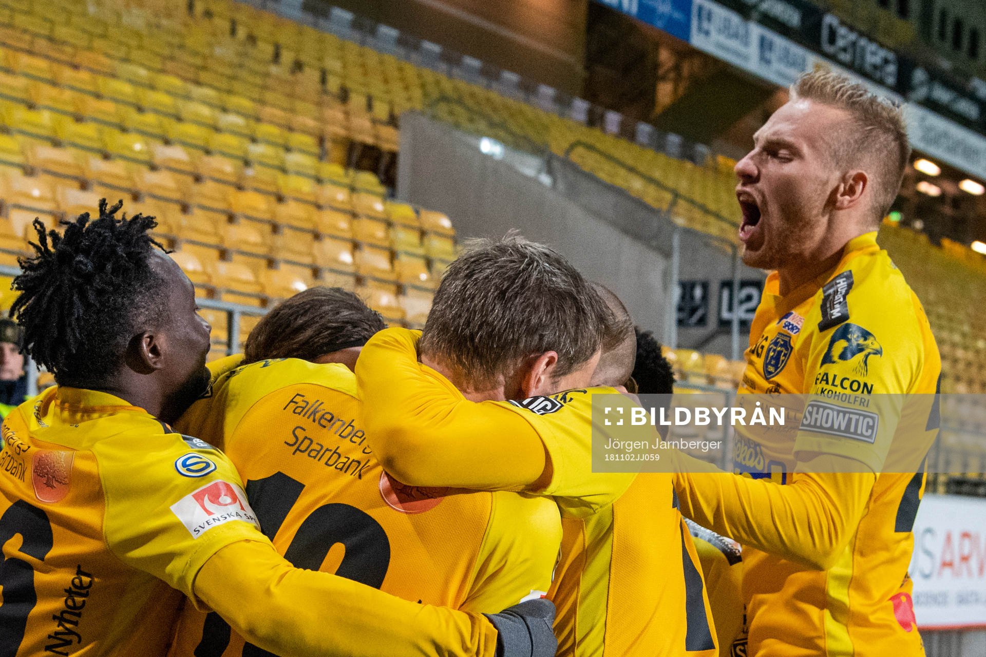 Falkenbergs Erik Pärsson jublar med lagkamrater