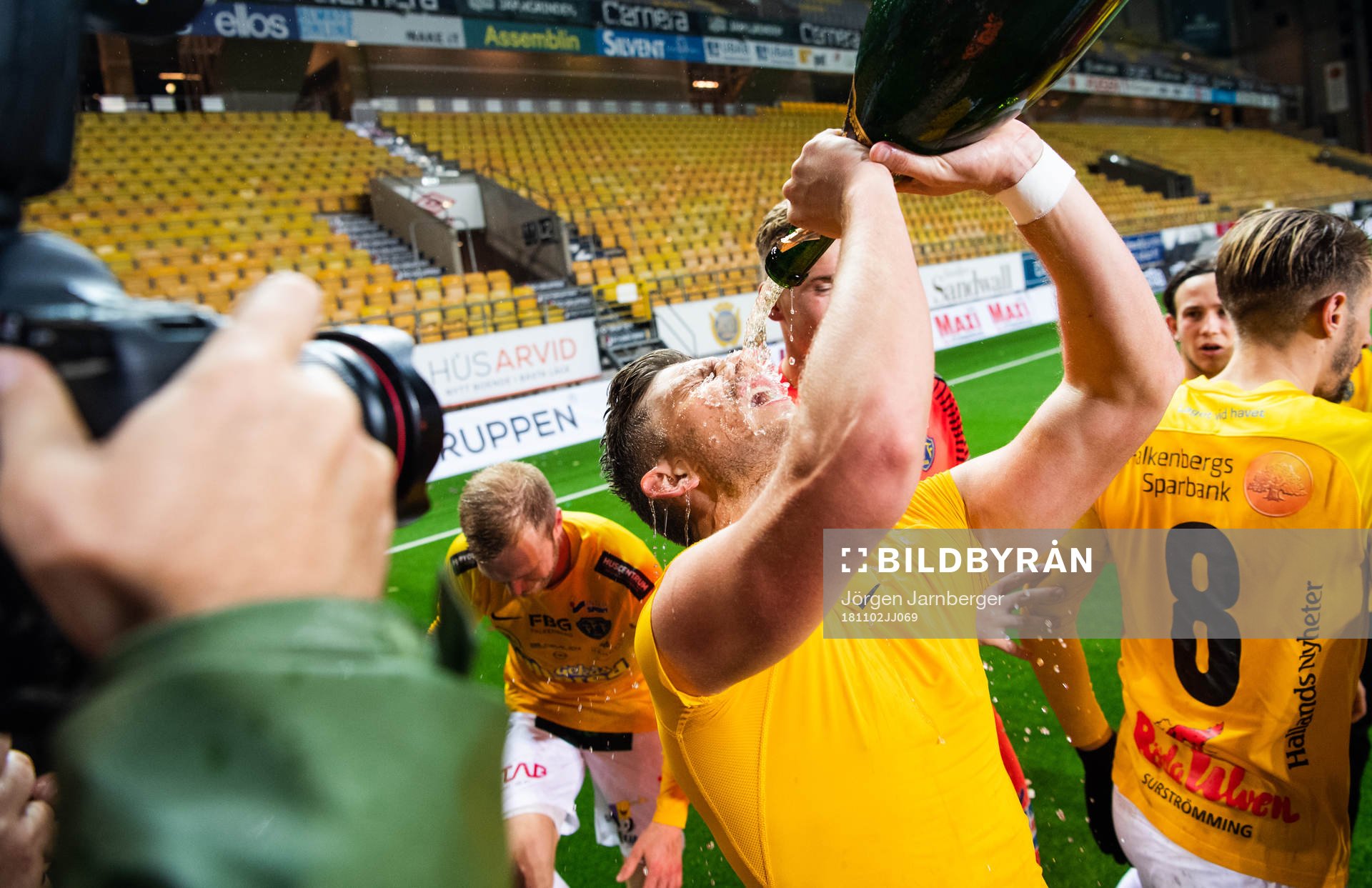 Falkenbergs Erik Pärsson dricker champagne och jublar