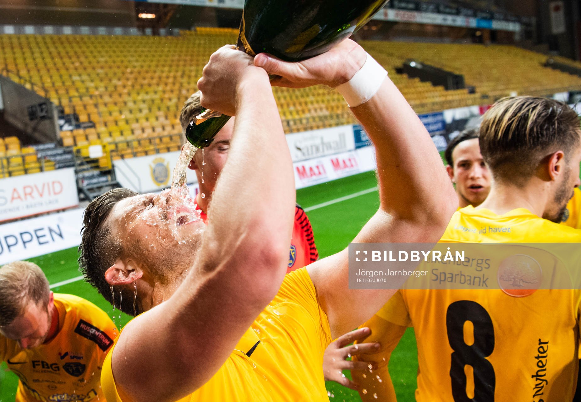 Falkenbergs Erik Pärsson dricker champagne och jublar