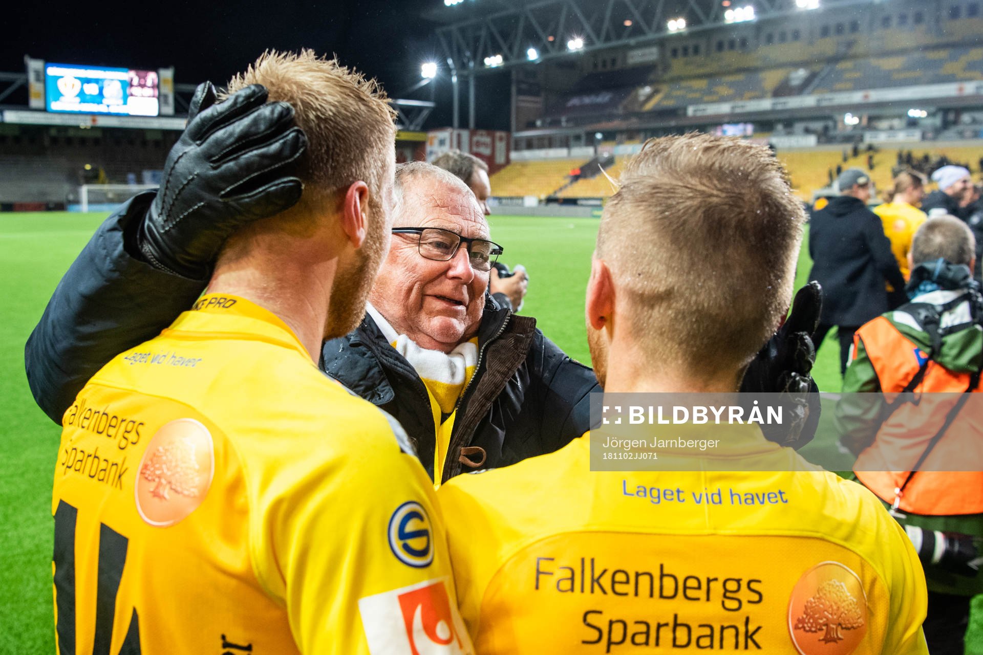 Falkenbergs sportchef Håkan Nilsson jublar