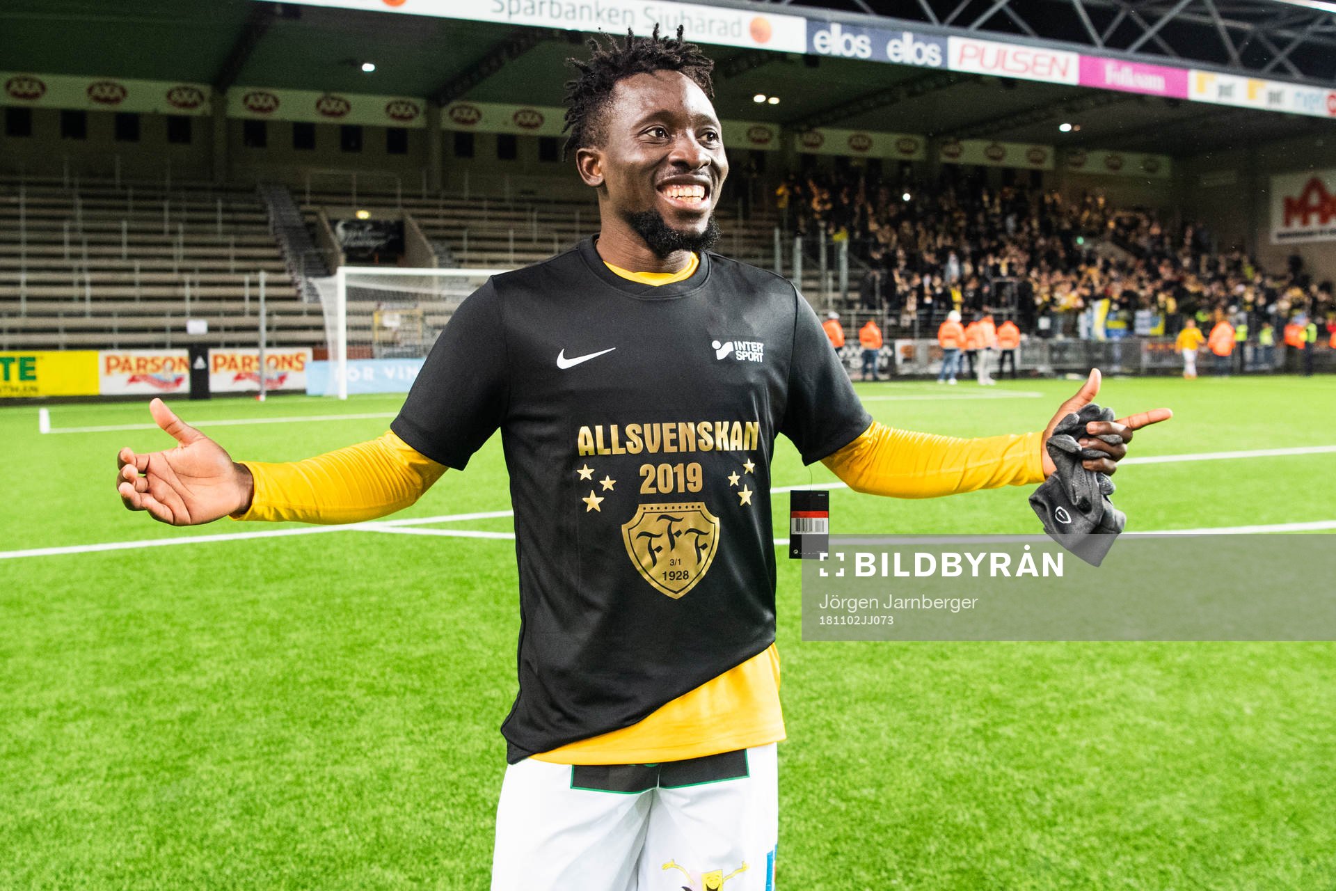 Falkenbergs Chisom Egbuchunam jublar i en tröja med texten Alllsvenskan 2019 efter vinsten i fotbollsmatchen i Superettan mellan Norrby och Falkenberg den 2 november 2018 i Borås.