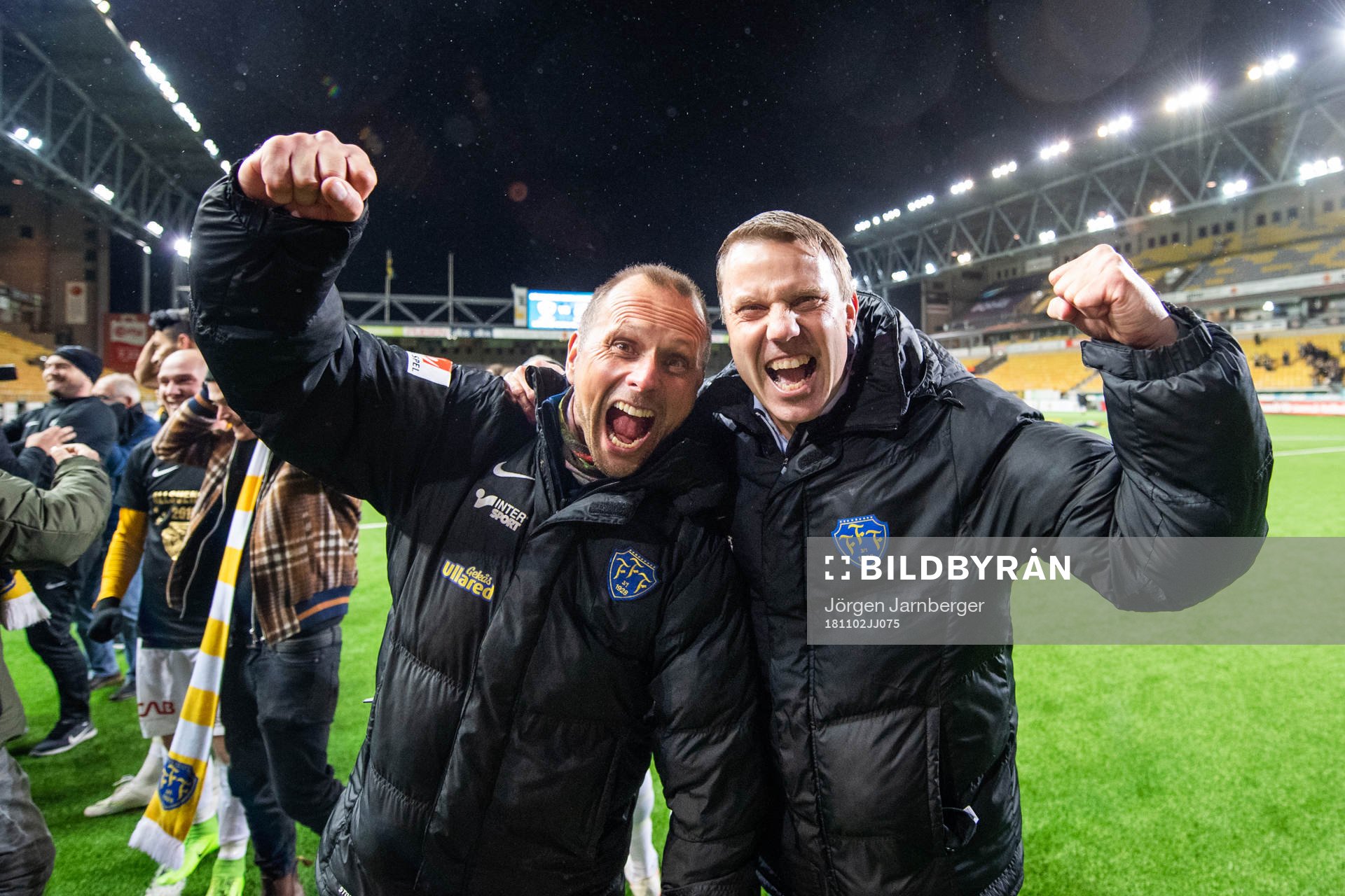 Falkenbergs tränare Hasse Eklund jublar efter vinsten i fotbollsmatchen i Superettan mellan Norrby och Falkenberg den 2 november 2018 i Borås.