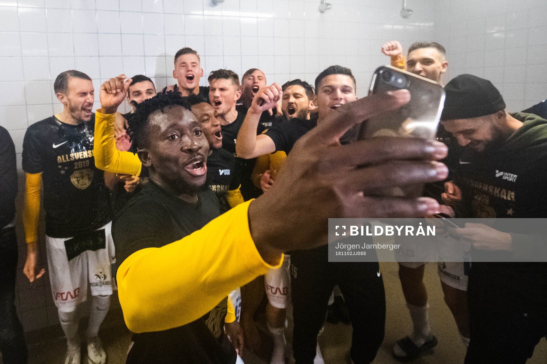 Falkenbergs Chisom Egbuchunam jublar och tar en selfie i duschen efter vinsten i fotbollsmatchen i Superettan mellan Norrby och Falkenberg den 2 november 2018 i Borås.