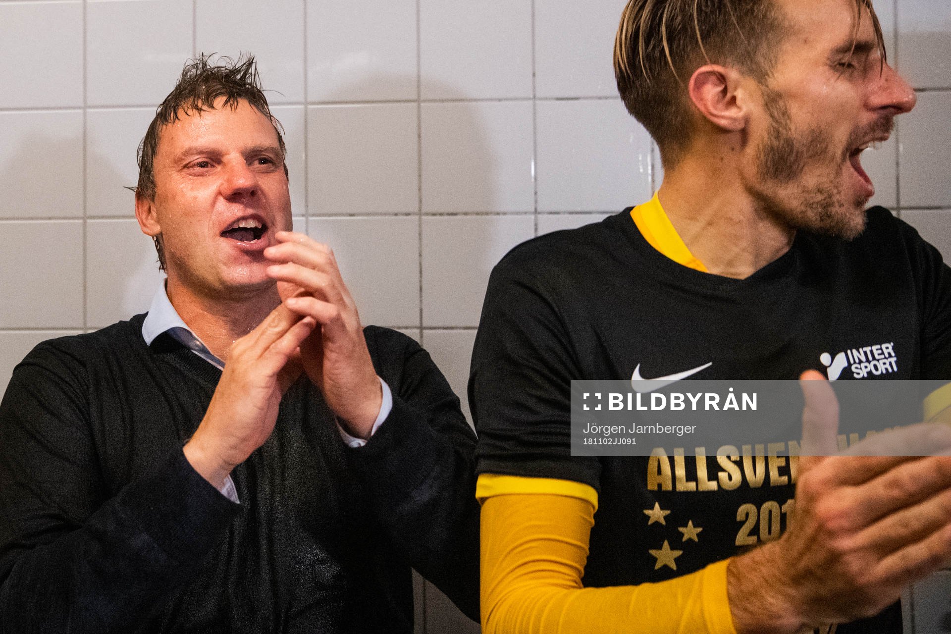 Falkenbergs tränare Hasse Eklund jublar i duschen