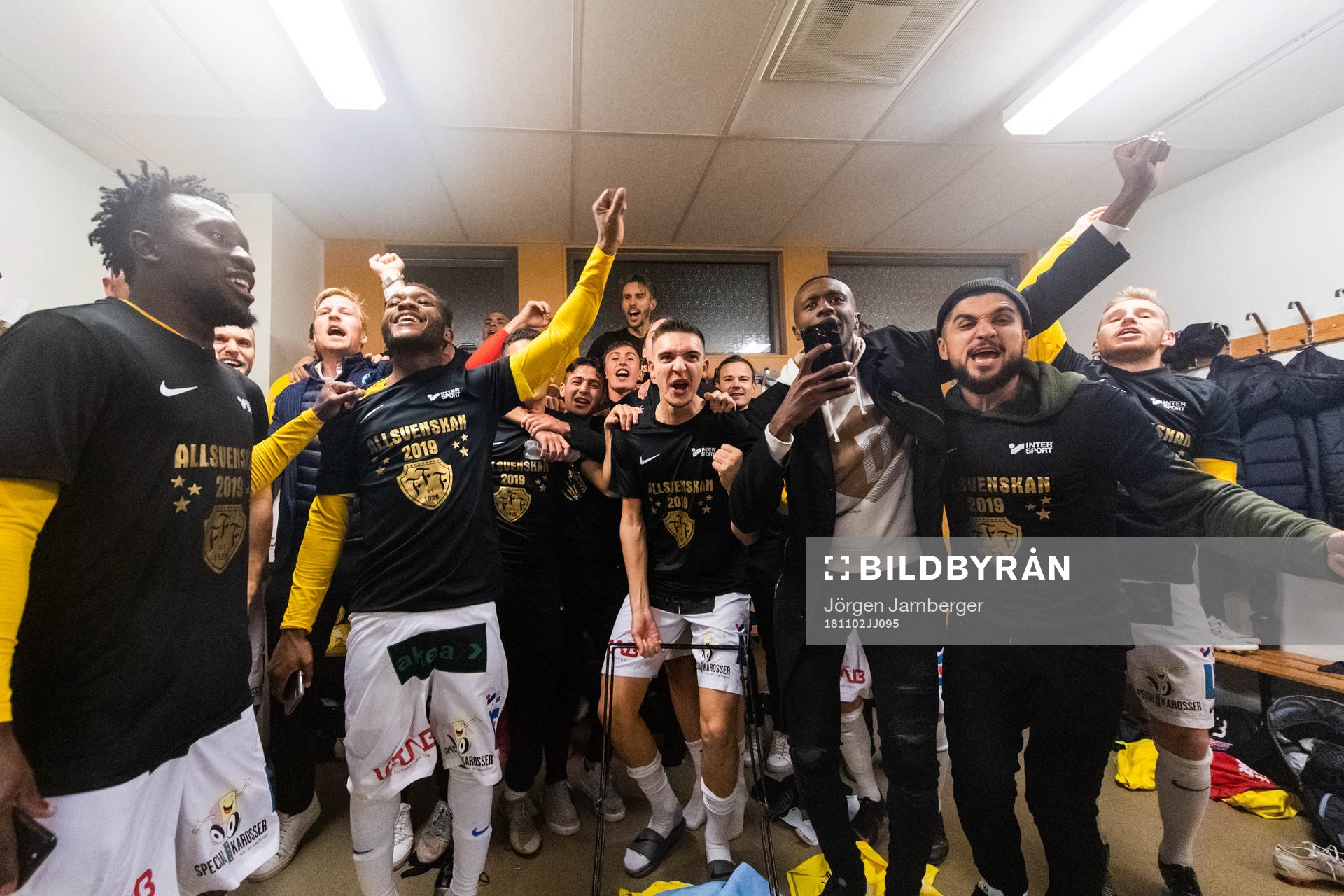 Falkenbergs spelare jublar i omklädningsrummet