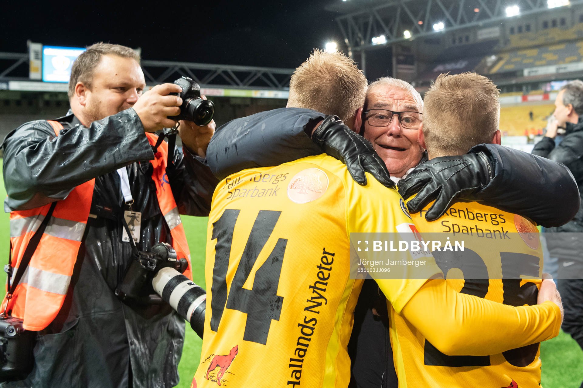 Falkenbergs sportchef Håkan Nilsson kramar om två spelare efter fotbollsmatchen i Superettan mellan Norrby och Falkenberg den 2 november 2018 i Borås.