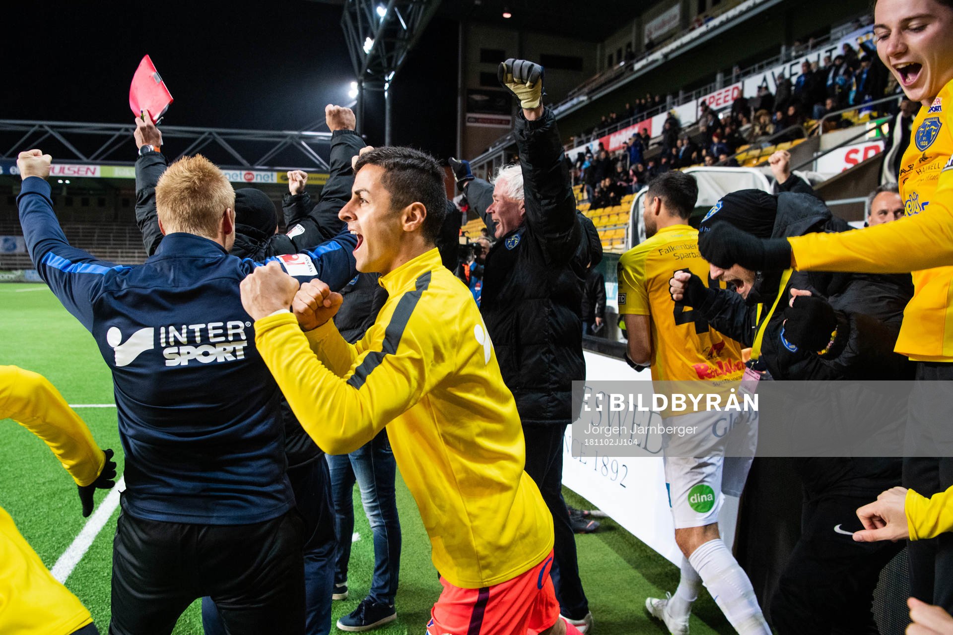 Falkenbergs spelare jublar på slutsignalen