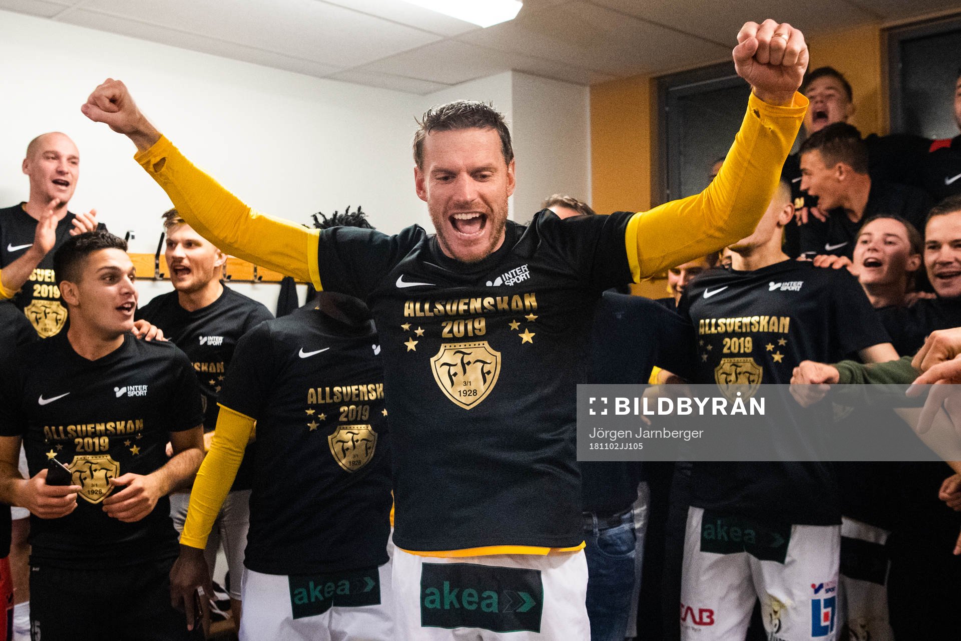 Falkenbergs Karl Söderström jublar i omklädningsrummet
