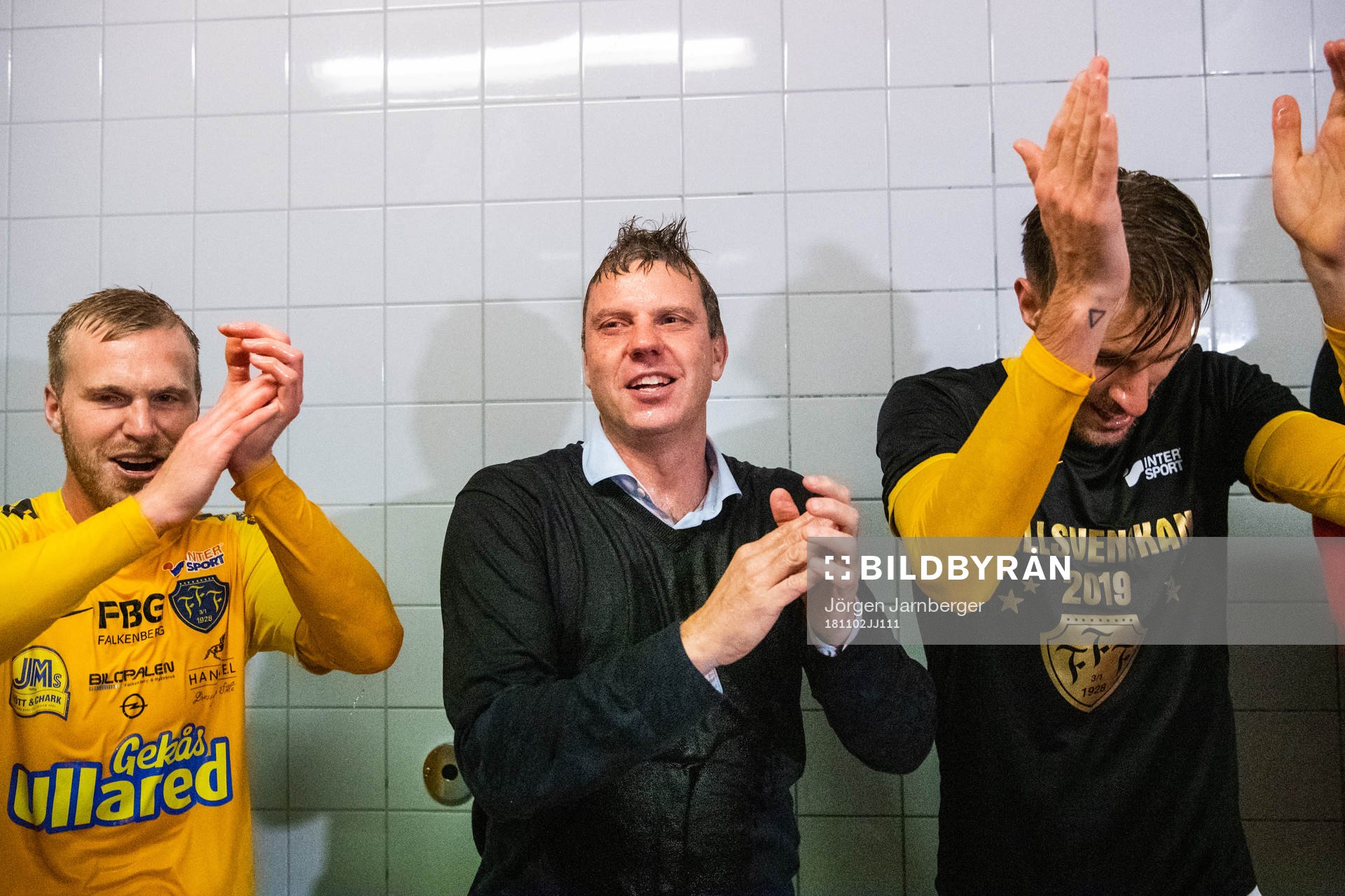 Falkenbergs tränare Hasse Eklund jublar när han duschas