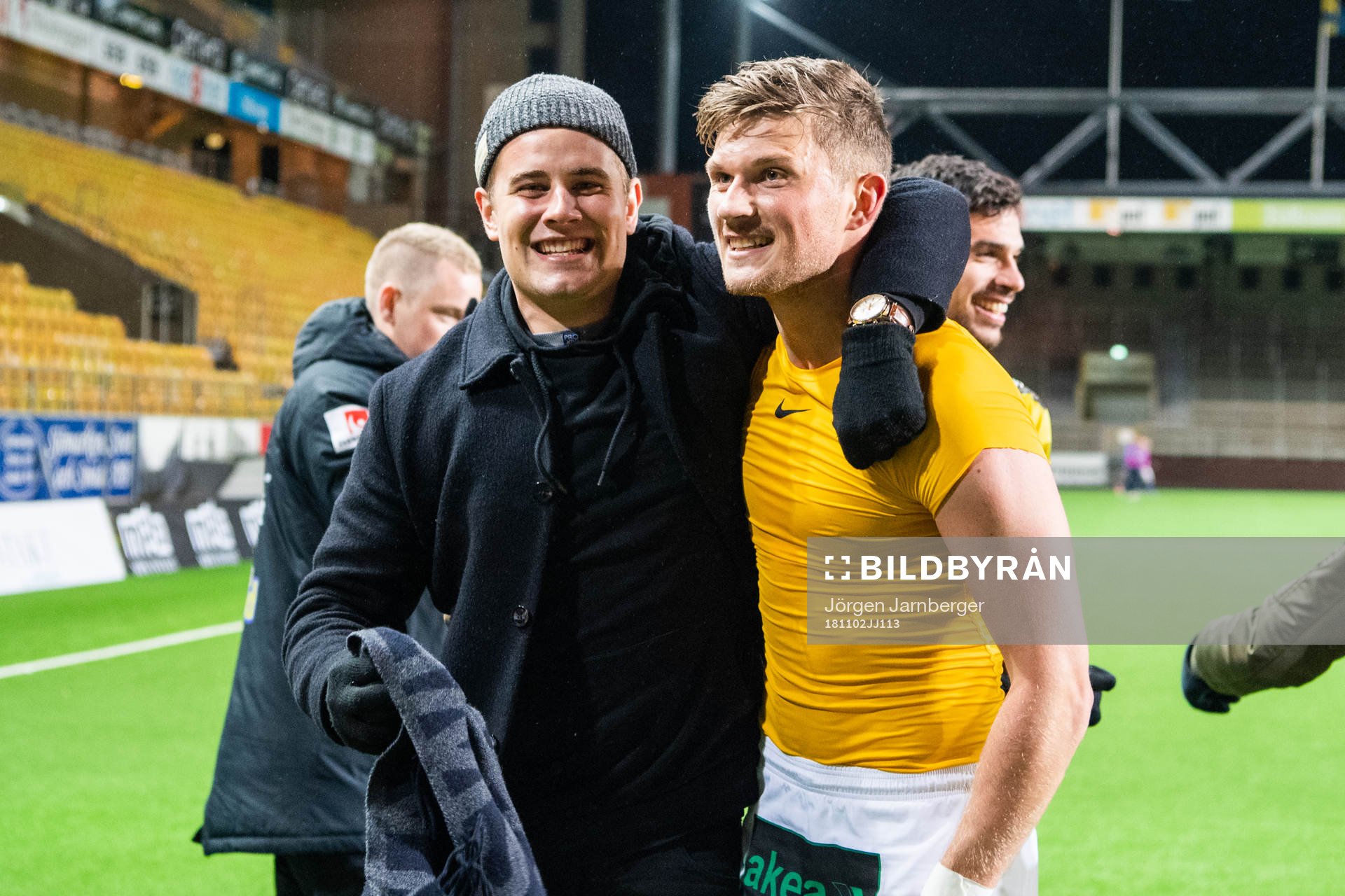 Falkenbergs Erik Pärsson jublar med lagkamrat