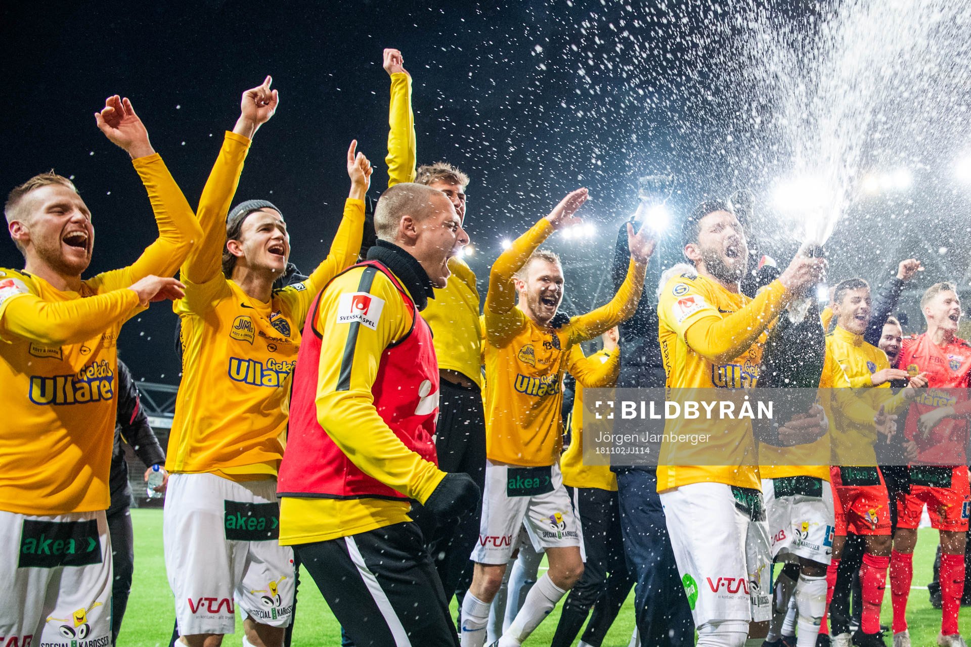 Falkenbergs Tibor Joza sprutar champagne och jublar