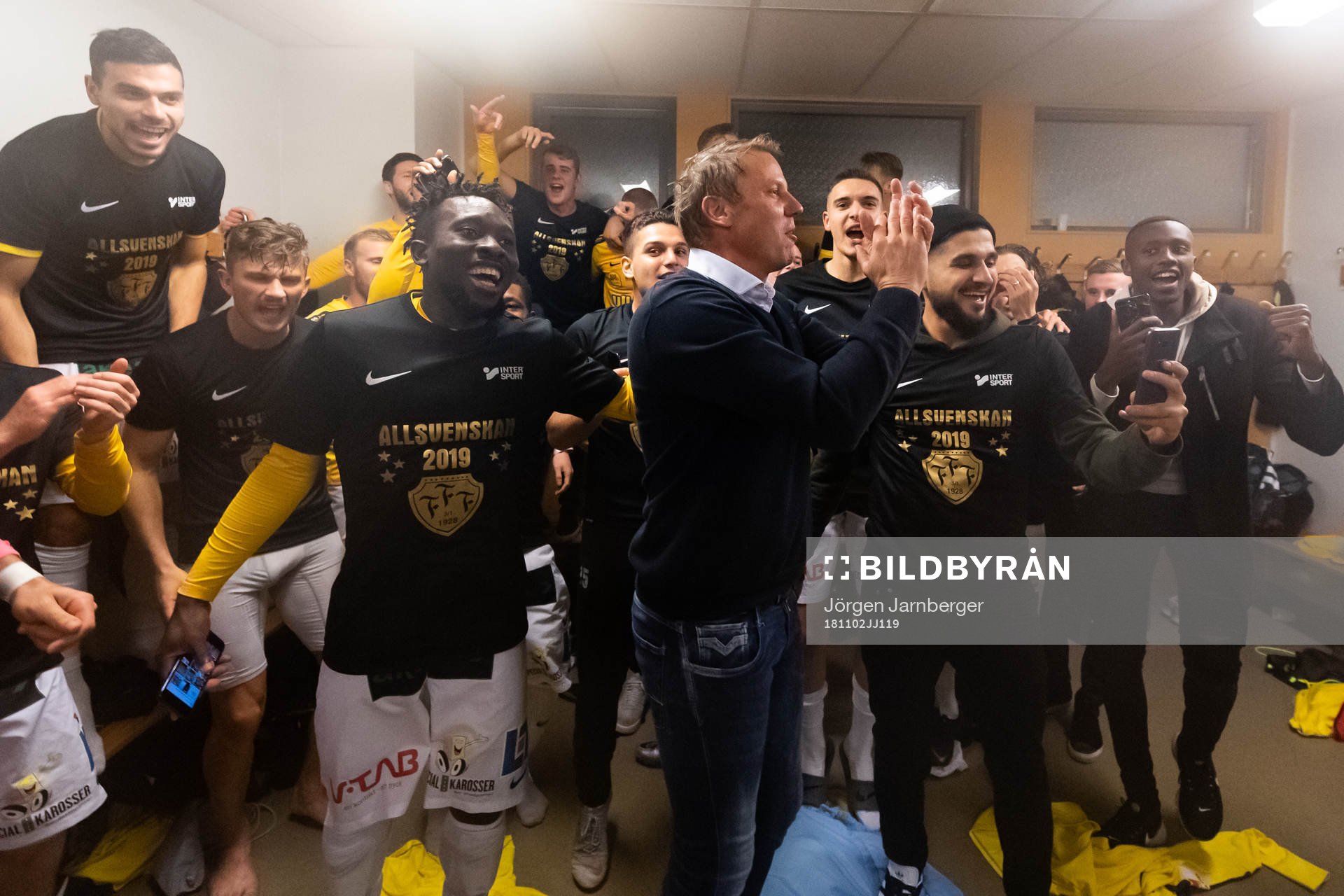 Falkenbergs spelare och ledare jublar