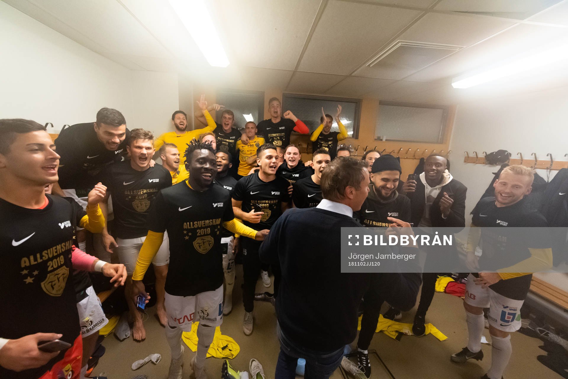 Falkenbergs spelare och ledare jublar