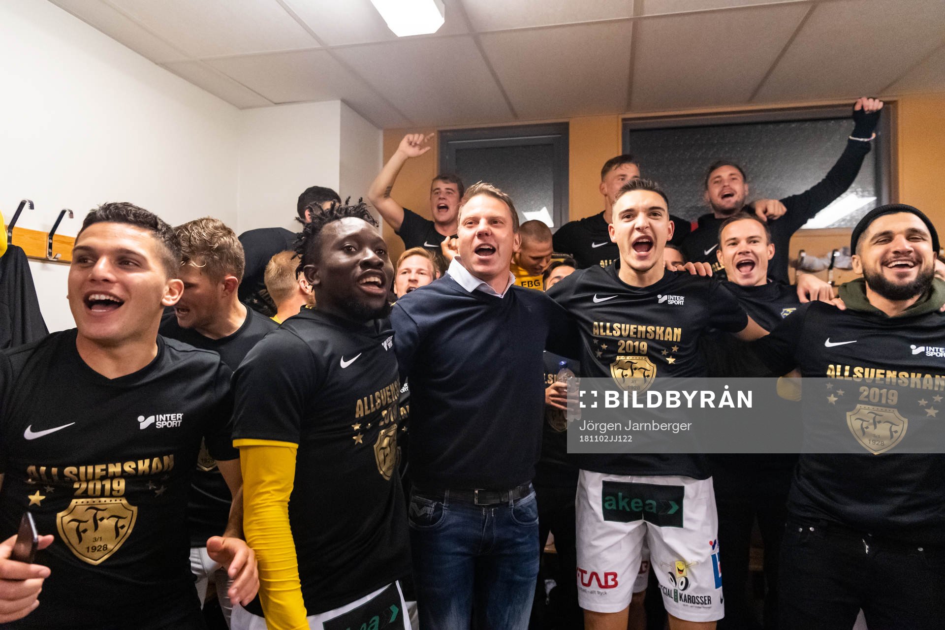 Falkenbergs spelare och tränare Hasse Eklund  jublar