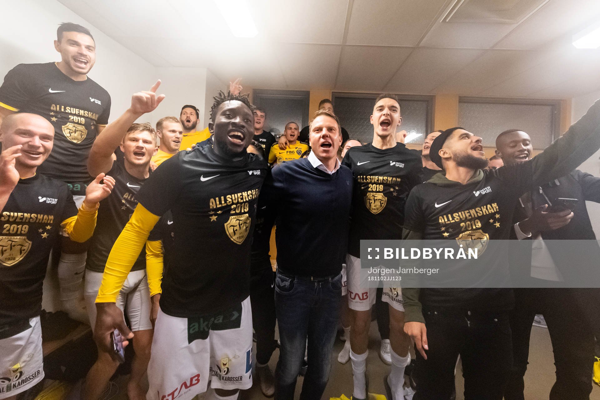 Falkenbergs spelare och tränare Hasse Eklund  jublar