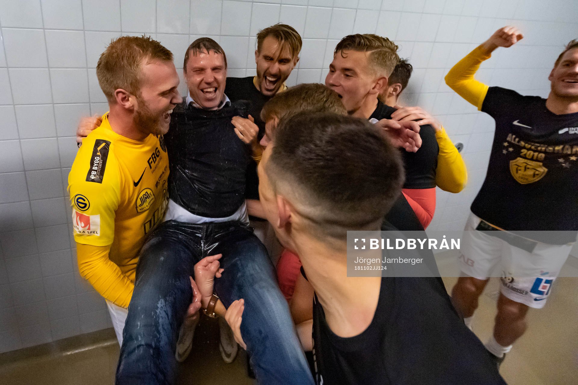 Falkenbergs spelare duschar tränare Hasse Eklund efter fotbollsmatchen i Superettan mellan Norrby och Falkenberg den 2 november 2018 i Borås.