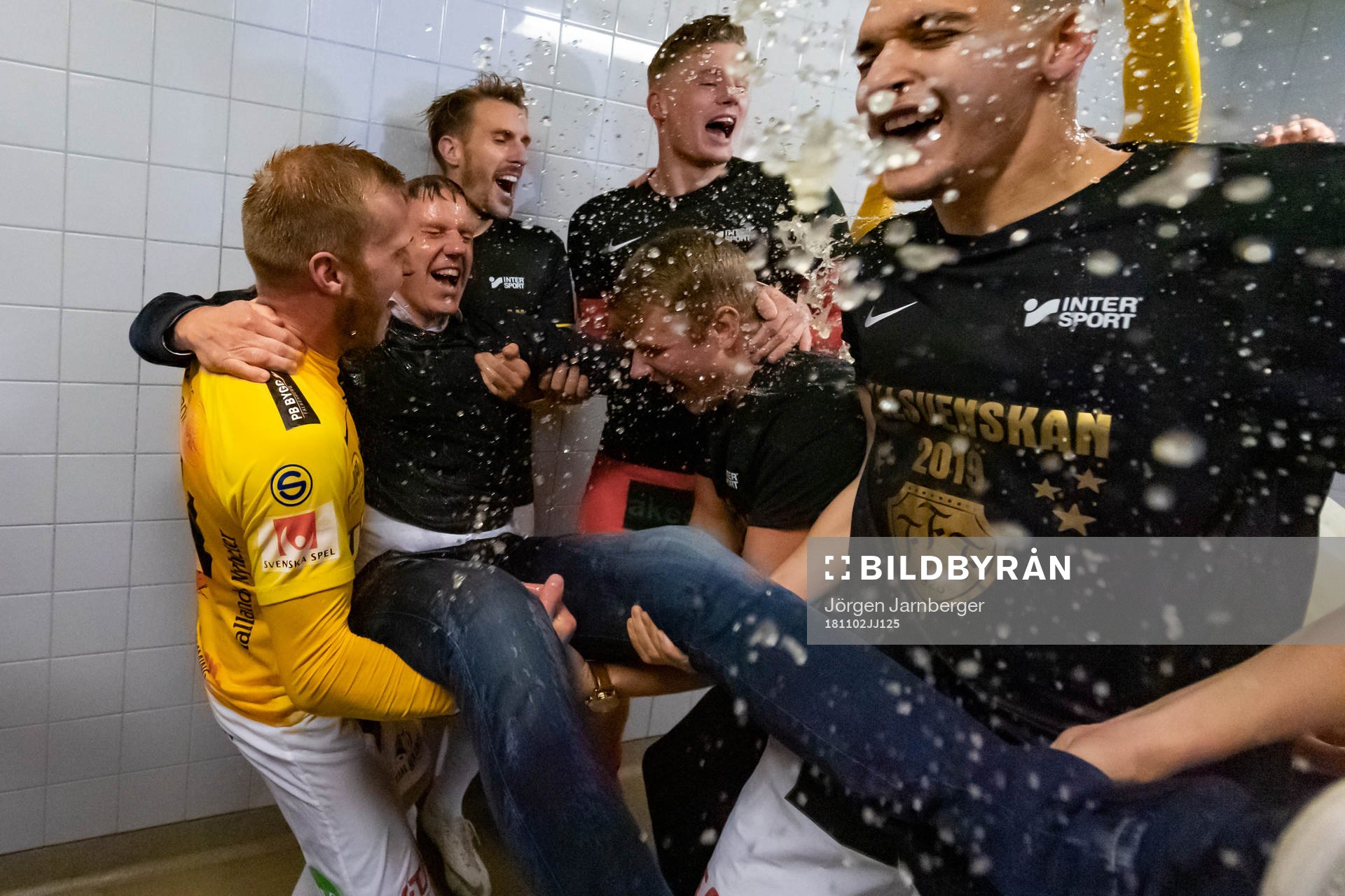 Falkenbergs spelare duschar tränare Hasse Eklund efter fotbollsmatchen i Superettan mellan Norrby och Falkenberg den 2 november 2018 i Borås.