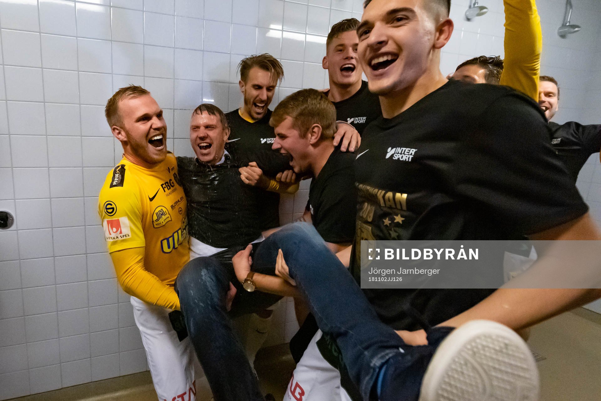 Falkenbergs spelare duschar tränare Hasse Eklund efter fotbollsmatchen i Superettan mellan Norrby och Falkenberg den 2 november 2018 i Borås.