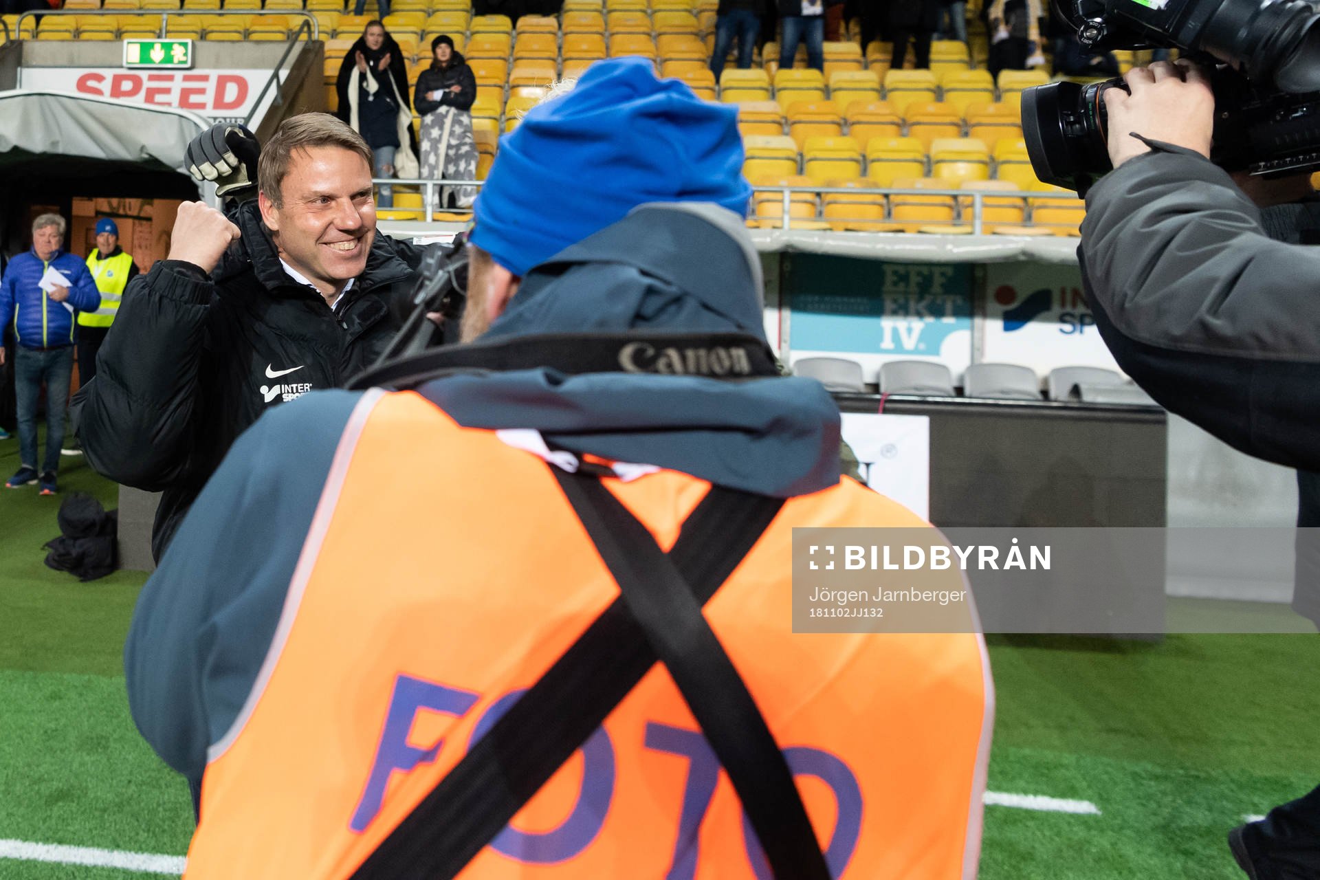 Falkenbergs tränare Hasse Eklund jublar och fotograferas