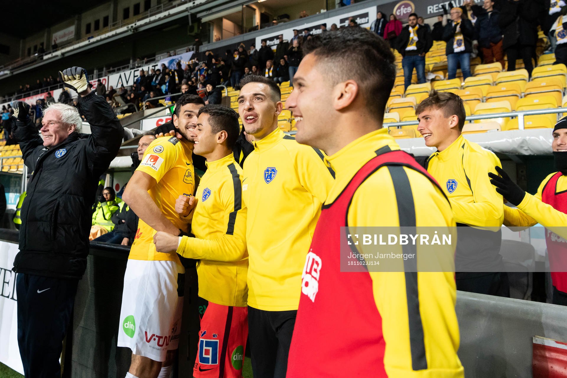 Falkenbergs spelare och ledare väntar på slutsignalen