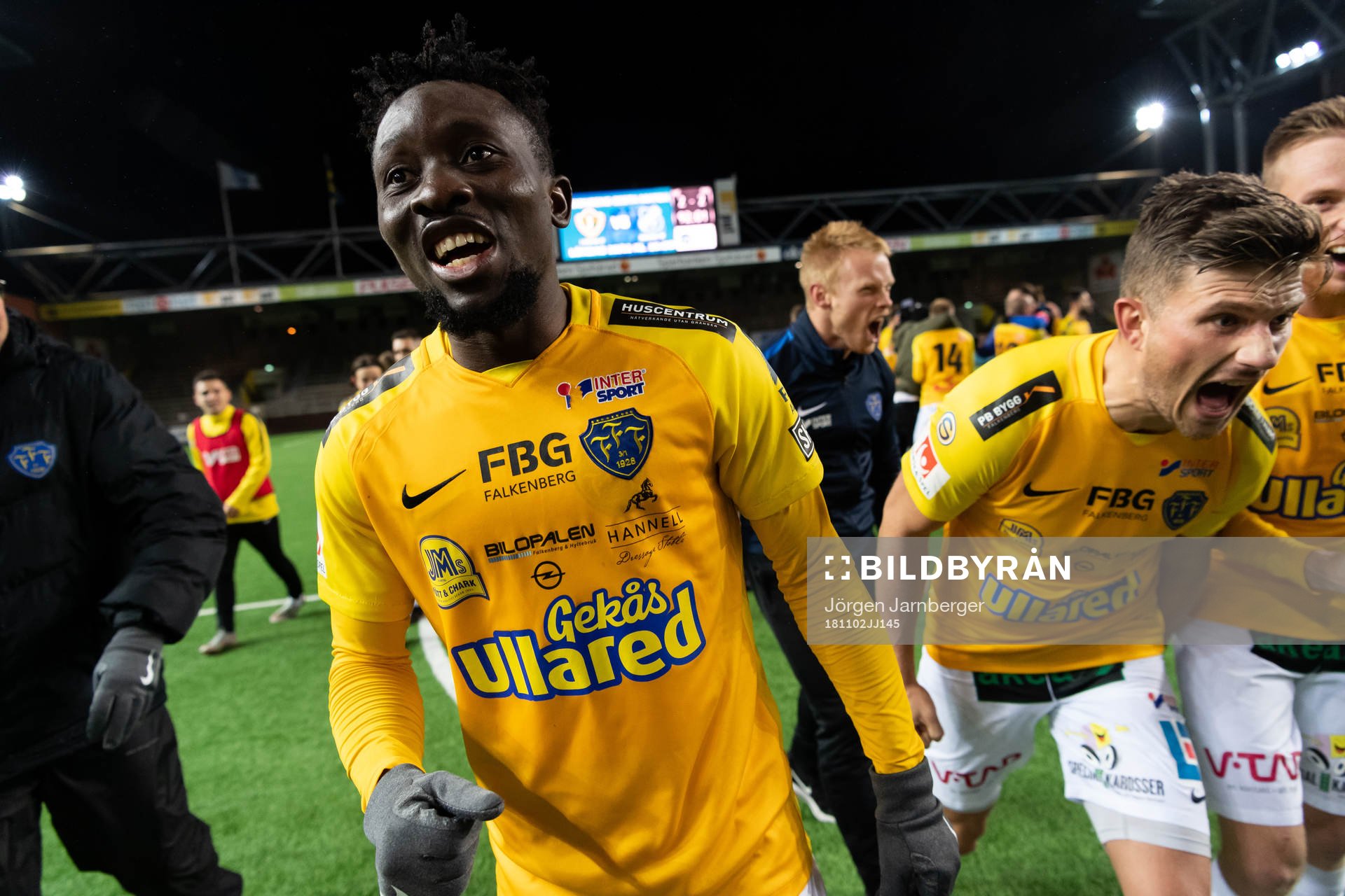 Falkenbergs Chisom Egbuchunam och Erik Pärsson (i