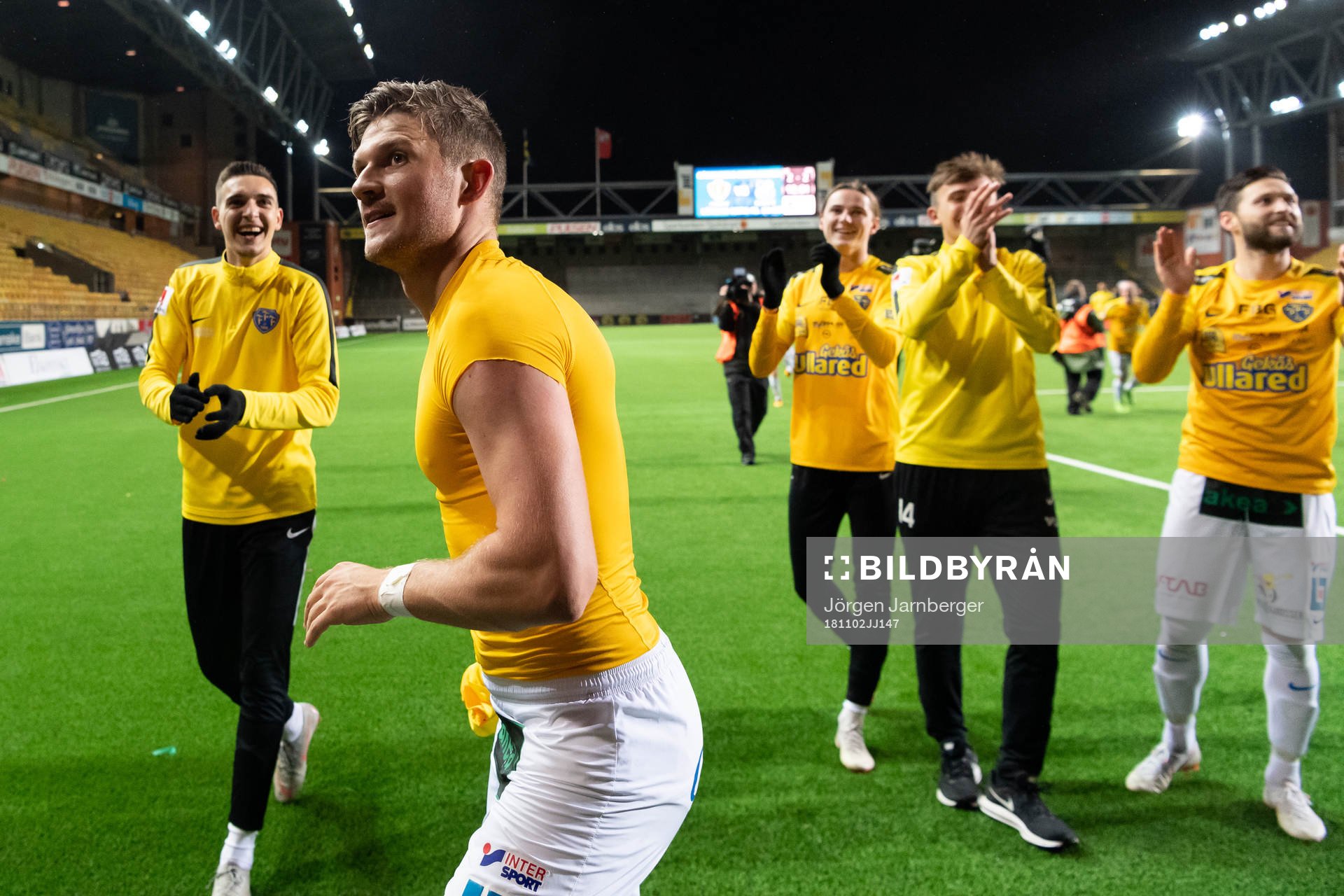 Falkenbergs Erik Pärsson kastar upp sin matchtröja till