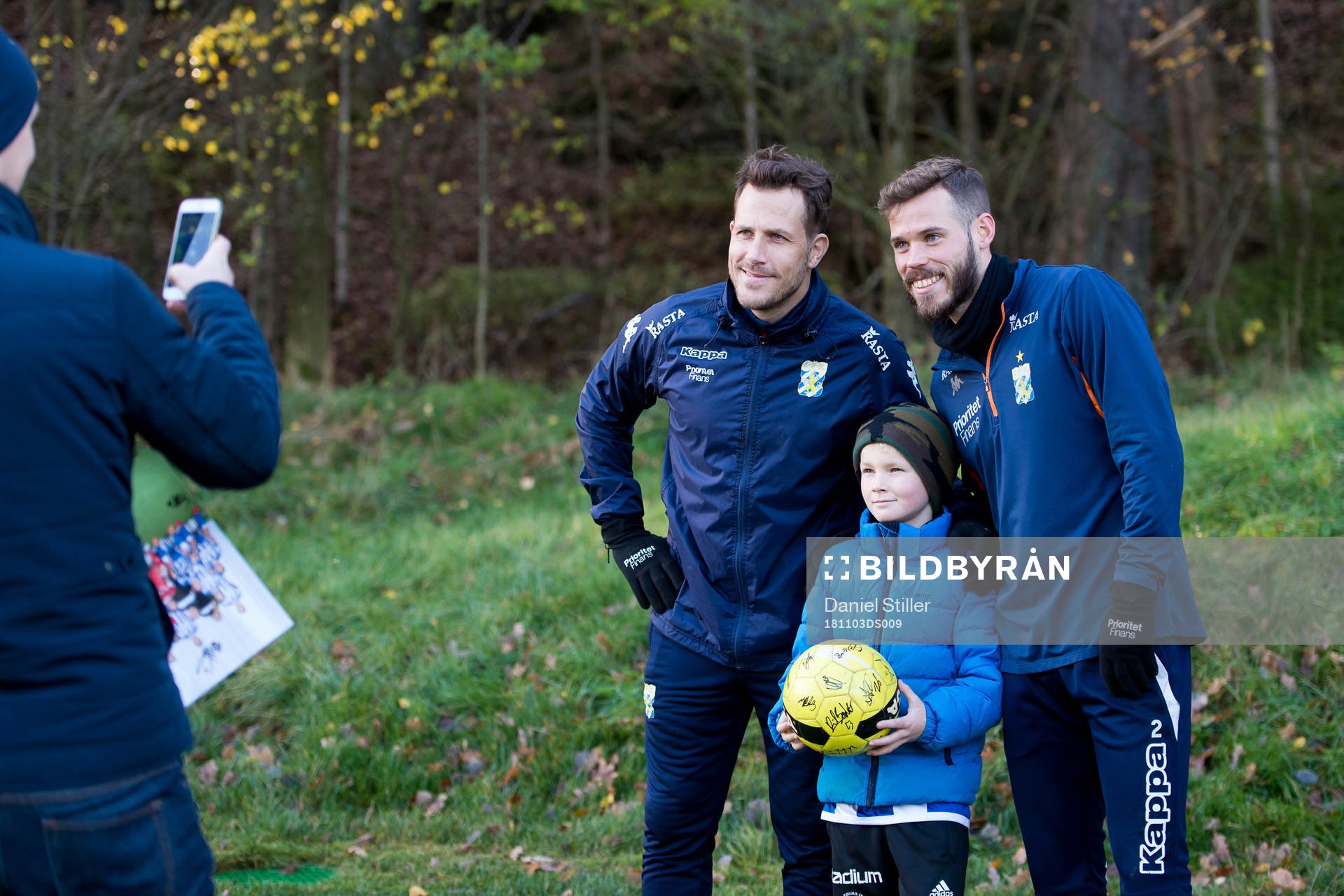  Tobias Hysén och Emil Salomonsson tar en bild med en