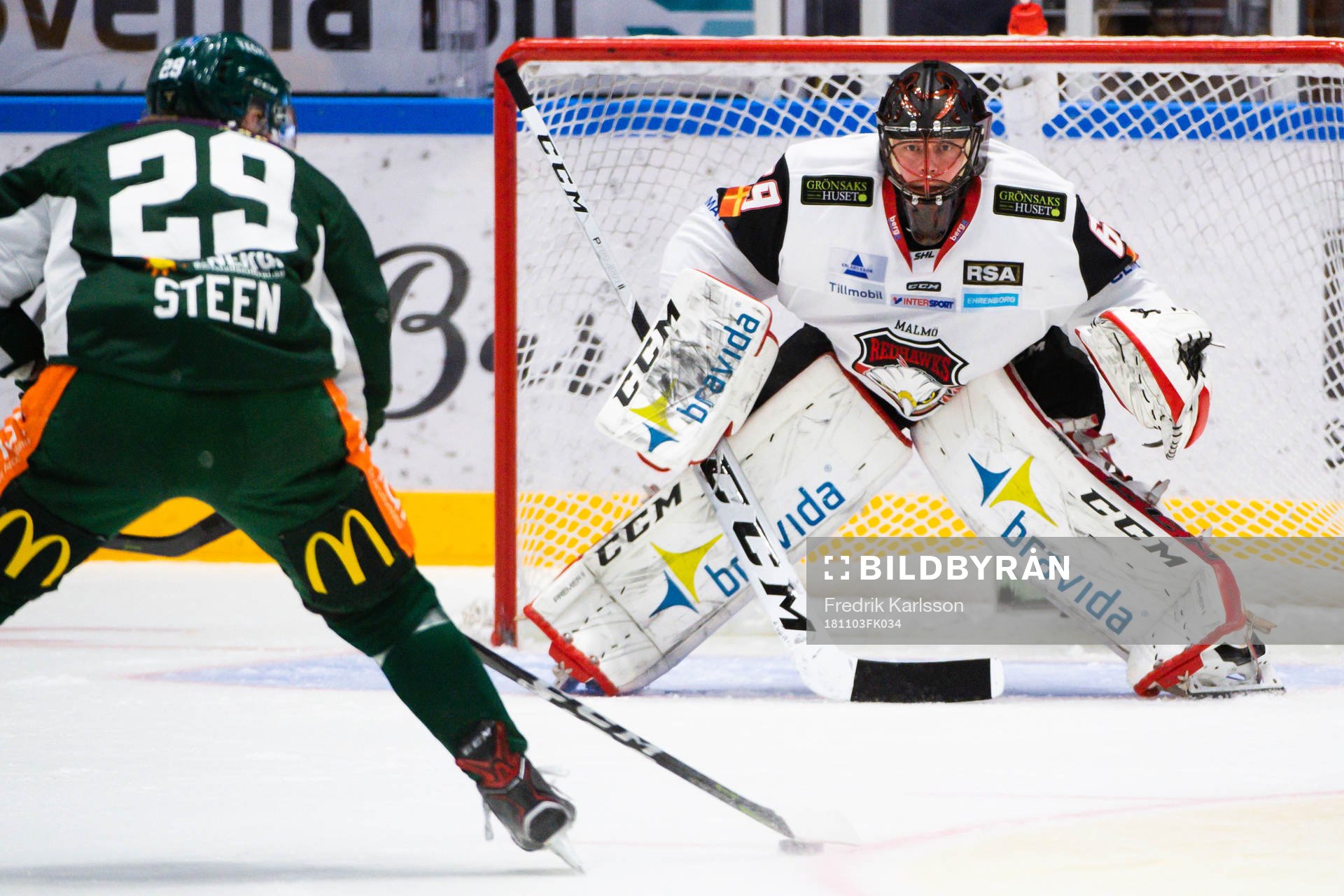 Färjestads Oskar Steen och Malmö Redhawks målvakt Oscar