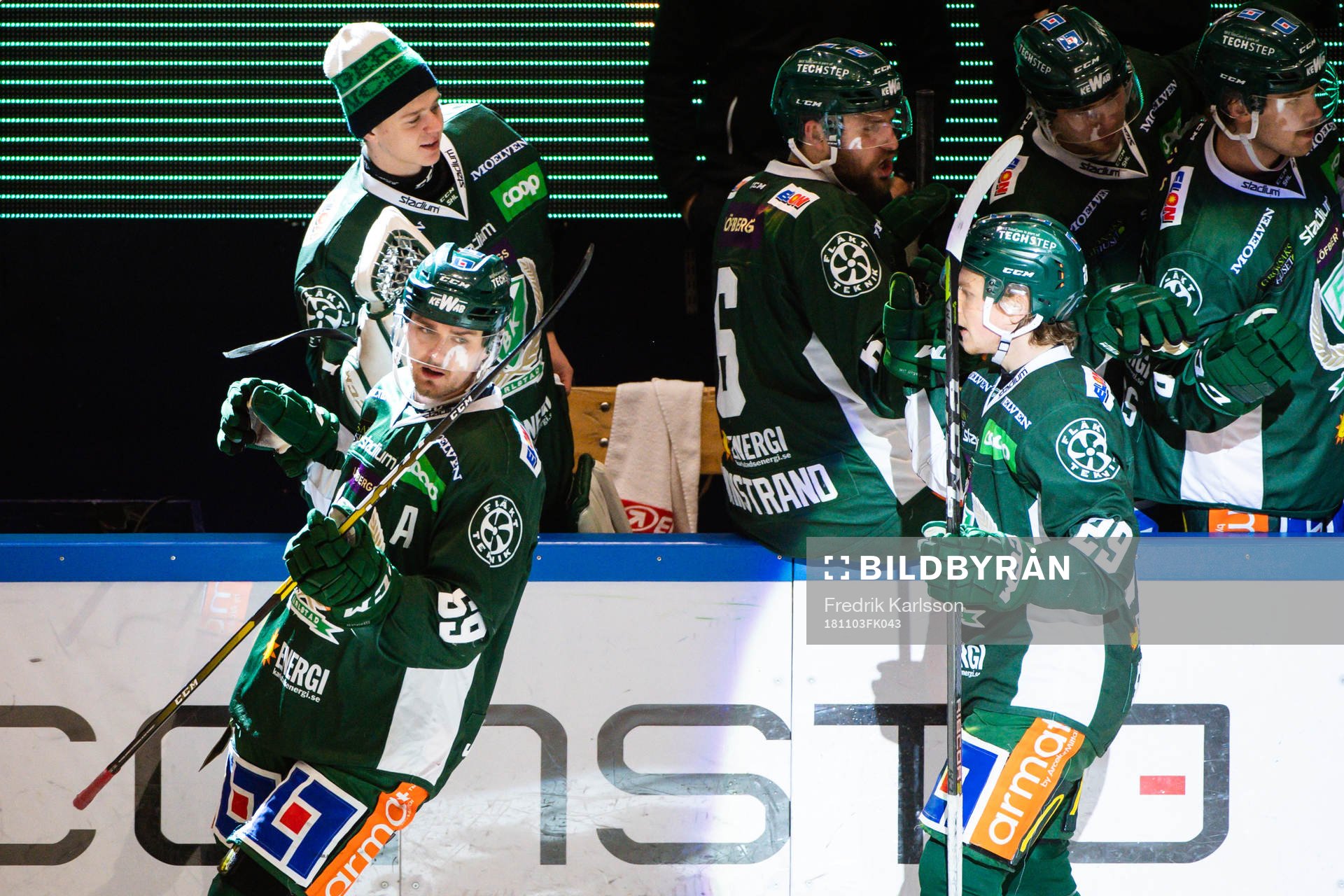 Färjestads Linus Johansson och Oskar Steen jublar