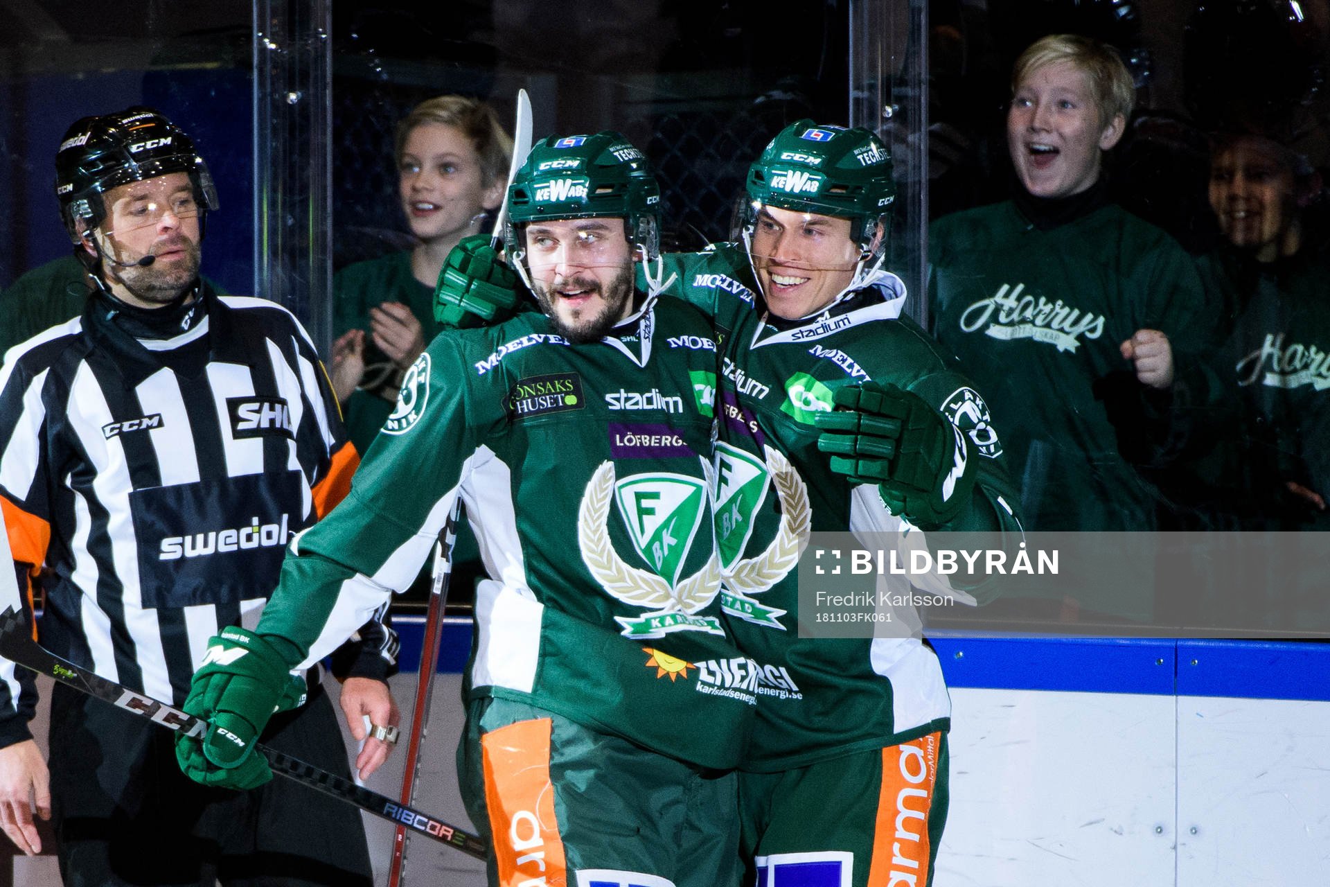 Färjestads Jesse Virtanen och Tomi Sallinen jublar