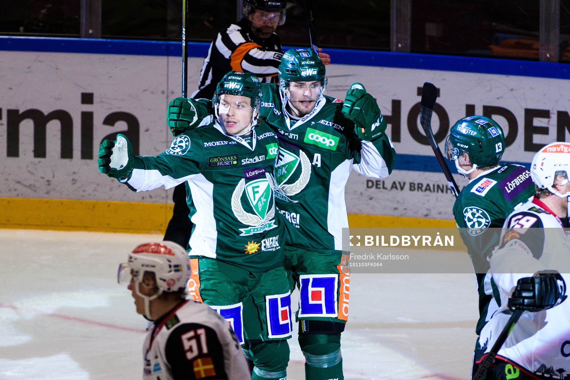 Färjestads Oskar Steen och Linus Johansson jublar