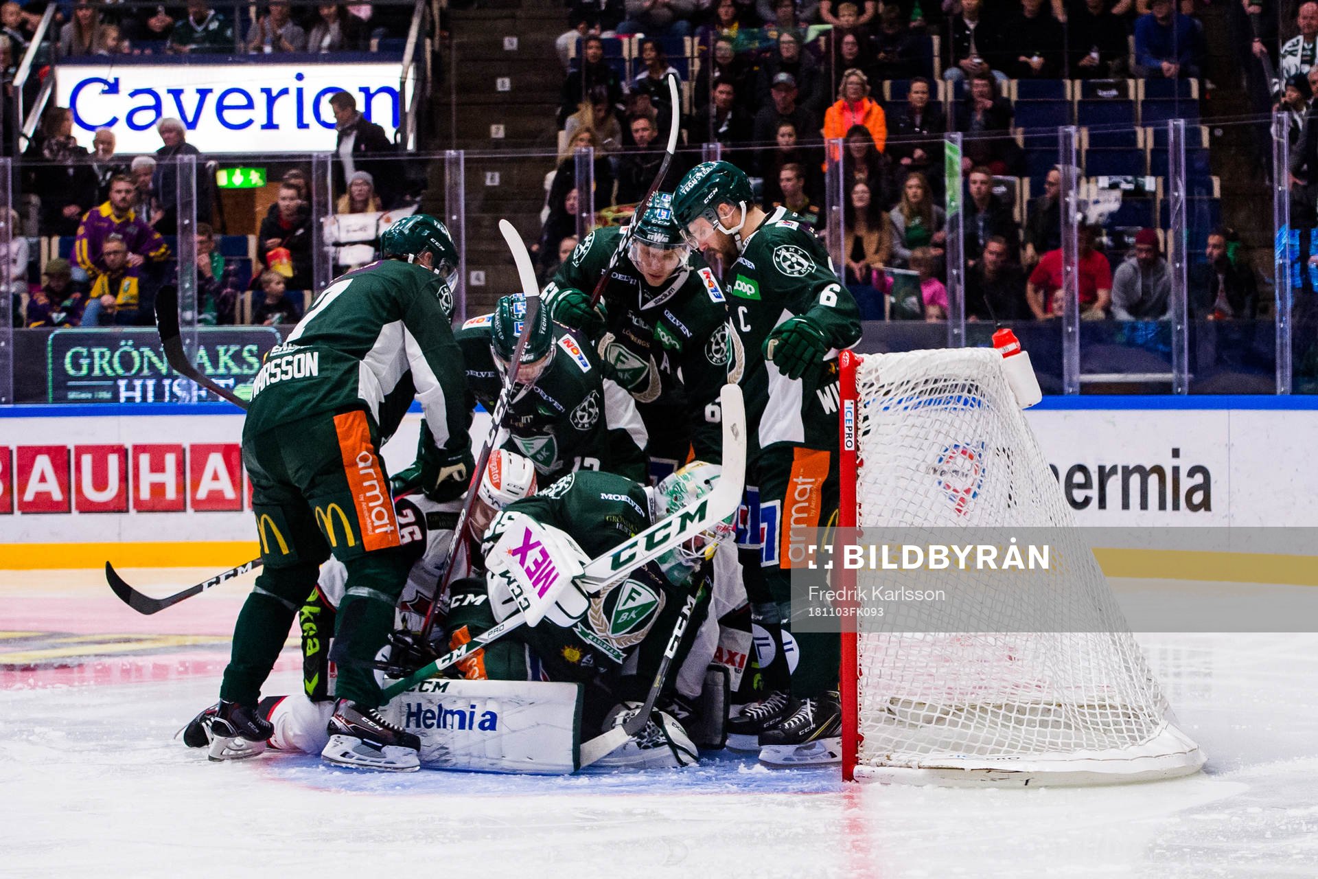 En stor hög med Färjestads spelare på Malmö Redhawks