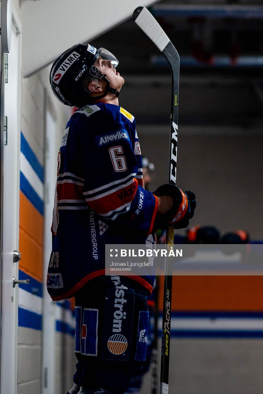 Växjös Linus Högberg före ishockeymatchen i SHL mellan