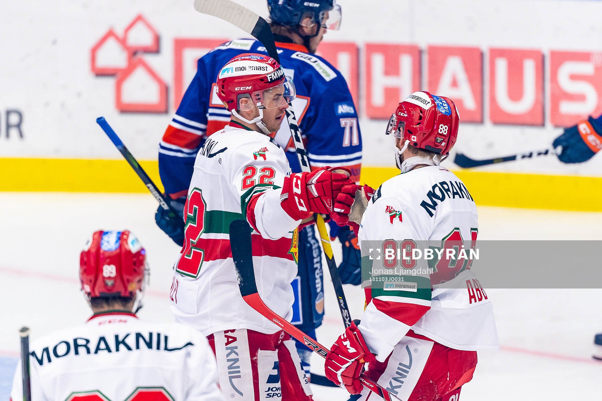Moras Matt Bailey och Spencer Abbott jublar