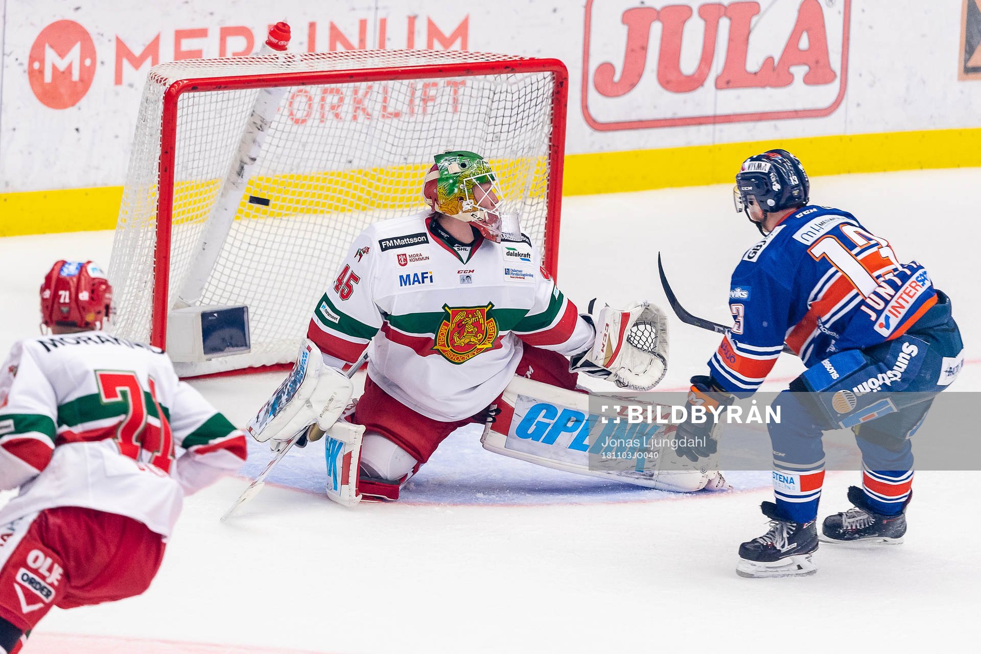 Växjös Julius Junttila gör mål 3-1 bakom målvakt Isak